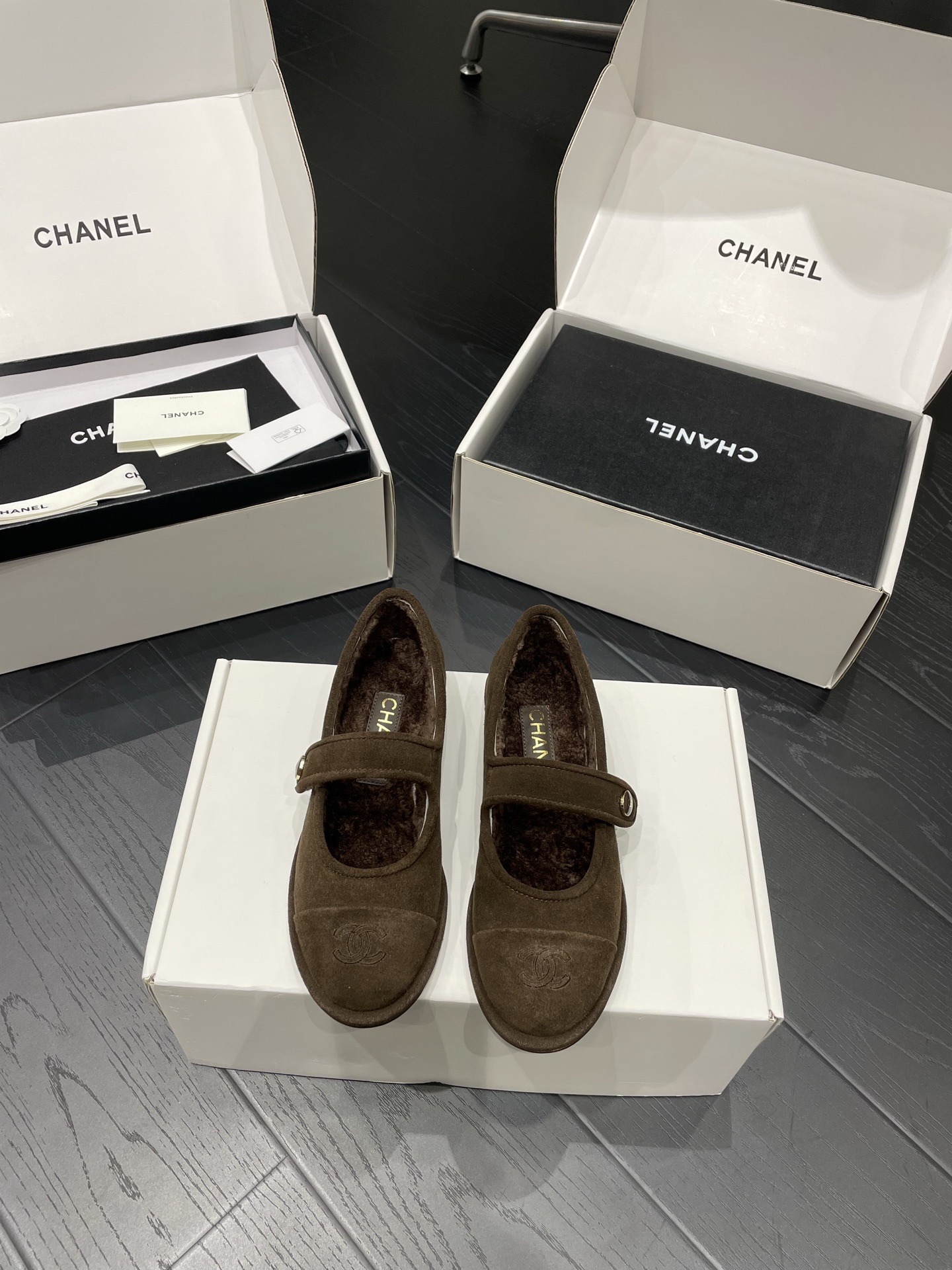 NO:593413,Chanel Chanel 25A teddy loafers, Mary Jane fur shoes, size 35/40 (40 is custom-made, non-refundable and non-exchangeable) Actual photo taken on mobile phone, Tuscan shearling one-piece cut, Italian leather outsole, ballet shoes, chanel, chanel, loafers, mary jane, Leather soles19860909Chanel 香奈儿 25A 泰迪乐福鞋 玛丽珍毛毛鞋 码数35/40（40定做不退不换） 手机实拍图 托斯卡拉羊毛皮一体裁剪 意大利真皮大底,芭蕾舞鞋,chanel,chanel,loafers,mary jane,Leather soles,Women's Shoes