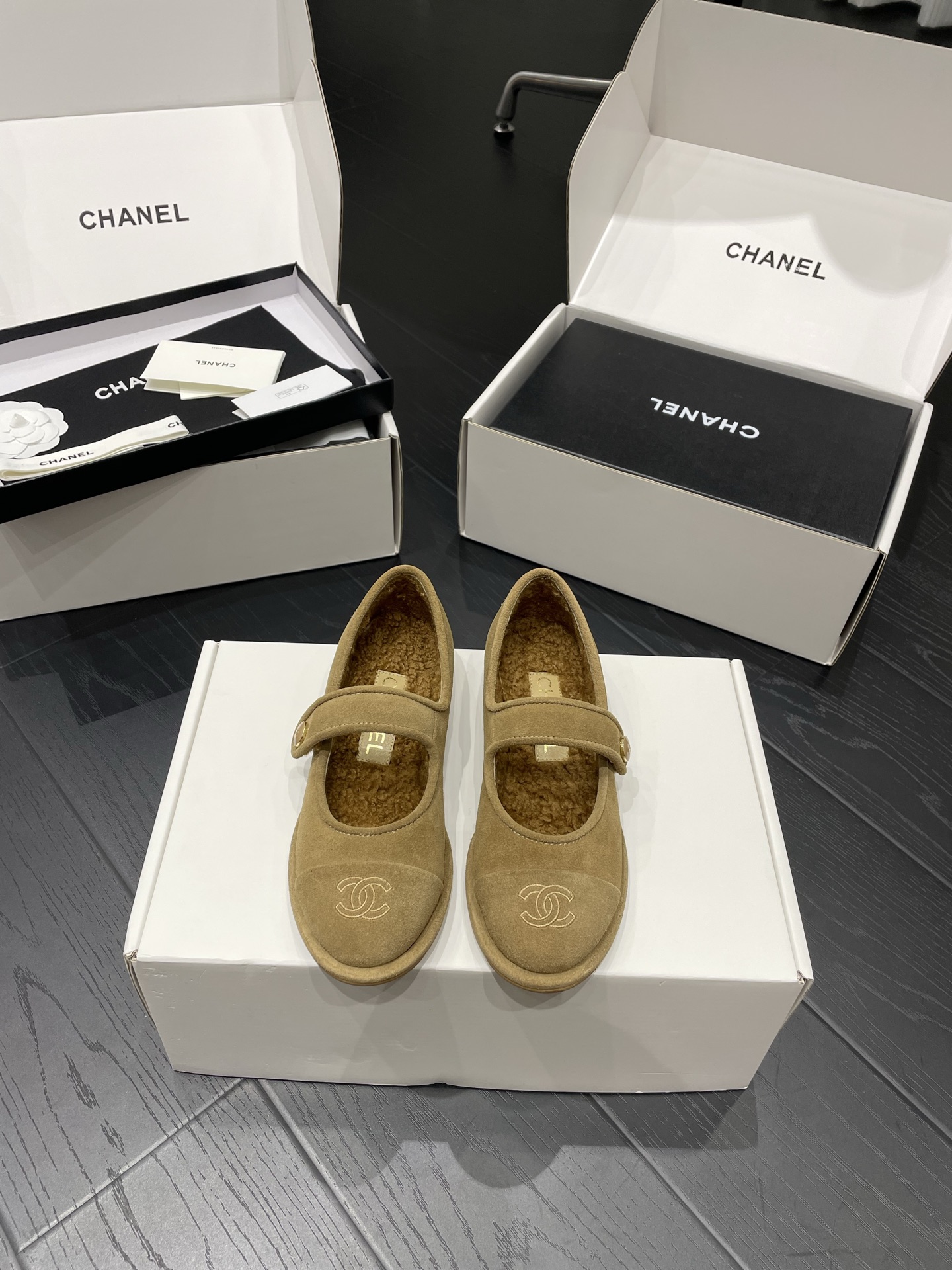NO:593419,Chanel Chanel 25A teddy loafers, Mary Jane fur shoes, size 35/40 (40 is custom-made, non-refundable and non-exchangeable) Actual photo taken on mobile phone, Tuscan shearling one-piece cut, Italian leather outsole, ballet shoes, chanel, chanel, loafers, mary jane, Leather soles19860909Chanel 香奈儿 25A 泰迪乐福鞋 玛丽珍毛毛鞋 码数35/40（40定做不退不换） 手机实拍图 托斯卡拉羊毛皮一体裁剪 意大利真皮大底,芭蕾舞鞋,chanel,chanel,loafers,mary jane,Leather soles,Women's Shoes
