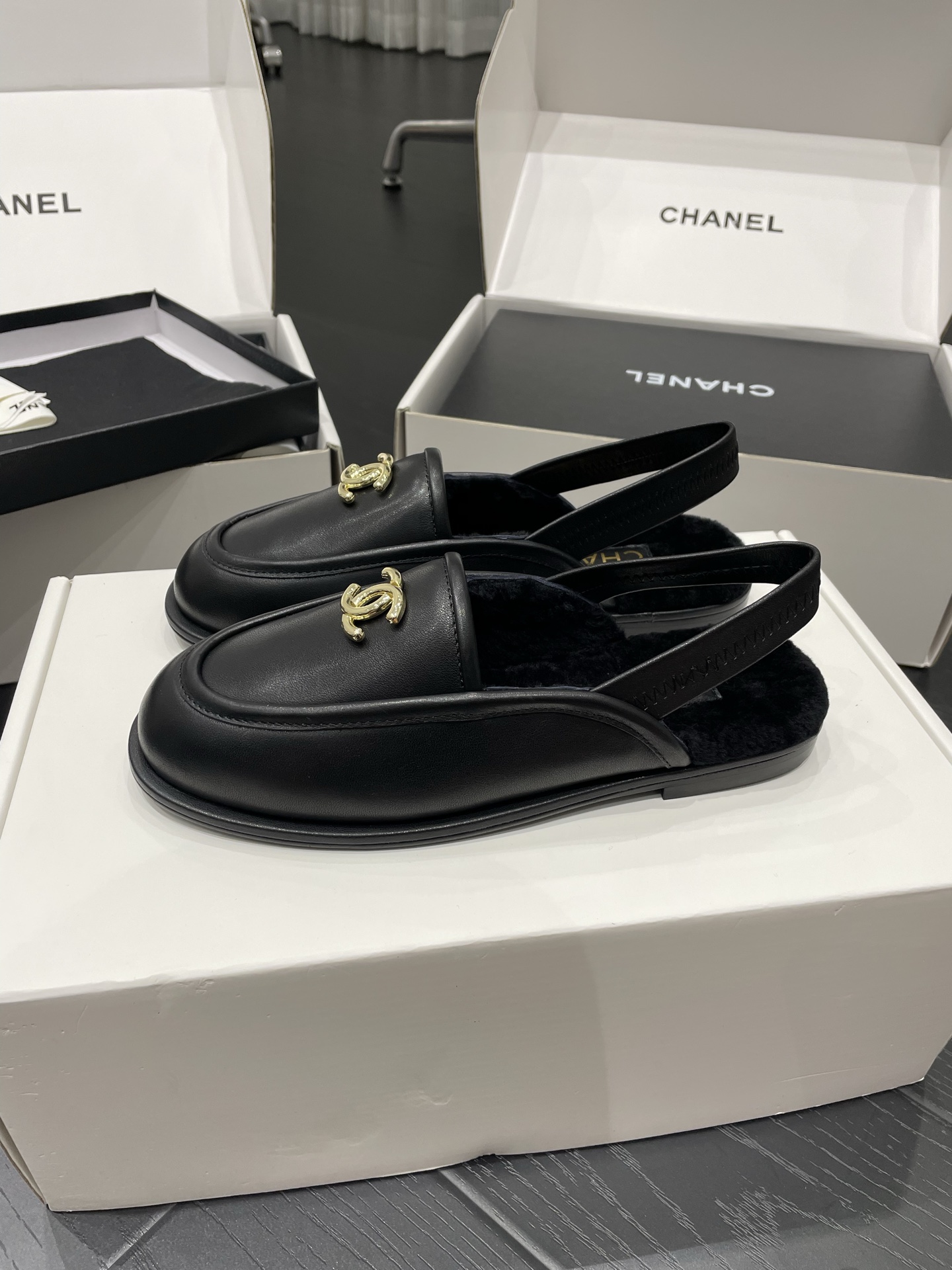 NO:593434,Chanel Chanel 25A Teddy loafers Mary Jane fur slippers Size 35/40 (40 is custom-made, non-returnable and non-exchangeable) Real photos taken on mobile phone Tuscan shearling one-piece cut Italian genuine leather outsole, loafers, chanel, chanel, loafers, mary jane, Leather soles19860909Chanel 香奈儿 25A 泰迪乐福鞋 玛丽珍毛毛拖 码数35/40（40定做不退不换） 手机实拍图 托斯卡拉羊毛皮一体裁剪 意大利真皮大底,乐福鞋,chanel,chanel,loafers,mary jane,Leather soles,Women's Shoes