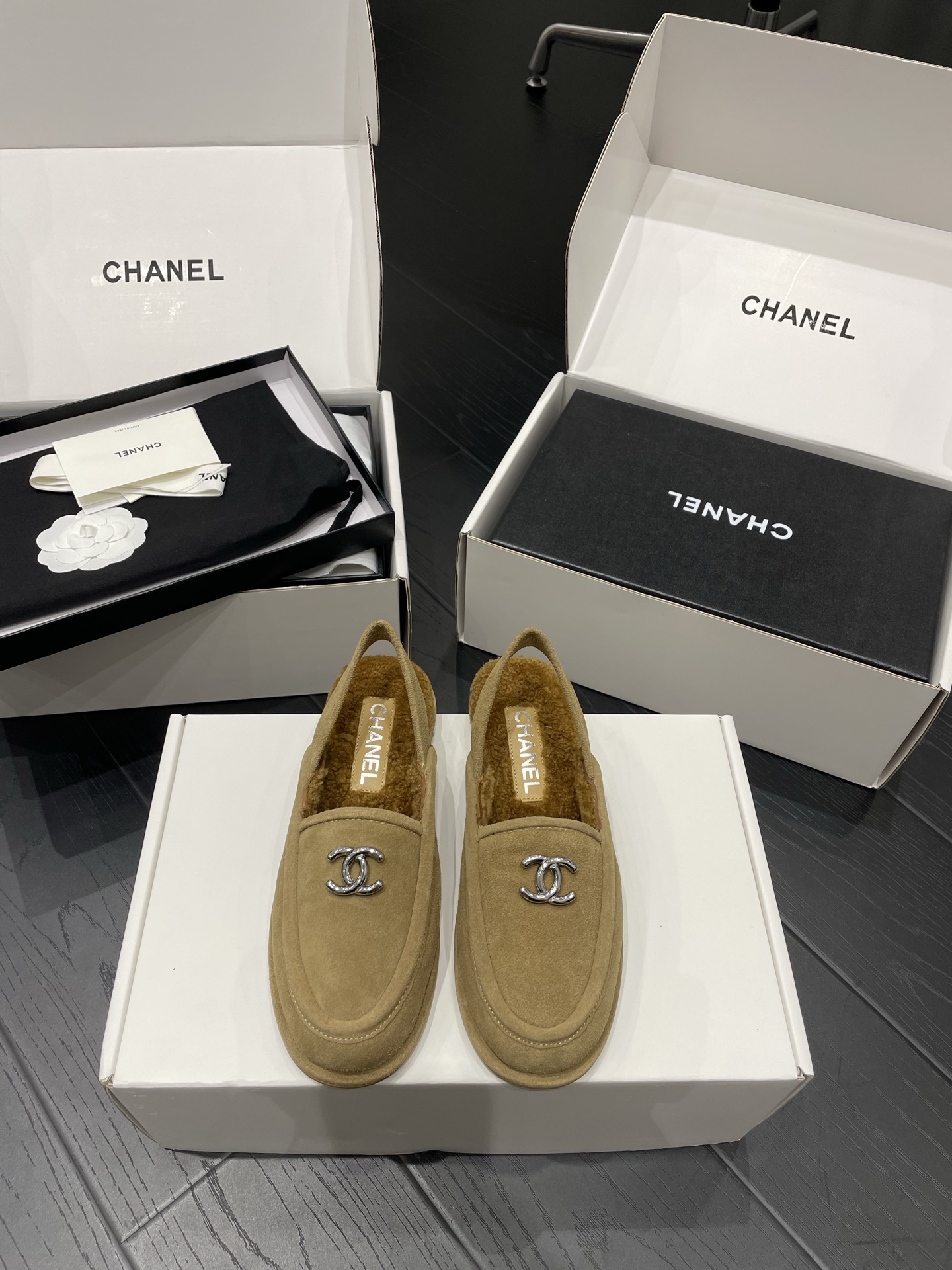 NO:593442,Chanel Chanel 25A Teddy loafers Mary Jane fur slippers Size 35/40 (40 is custom-made, non-returnable and non-exchangeable) Real photos taken on mobile phone Tuscan shearling one-piece cut Italian genuine leather outsole, loafers, chanel, chanel, loafers, mary jane, Leather soles19860909Chanel 香奈儿 25A 泰迪乐福鞋 玛丽珍毛毛拖 码数35/40（40定做不退不换） 手机实拍图 托斯卡拉羊毛皮一体裁剪 意大利真皮大底,乐福鞋,chanel,chanel,loafers,mary jane,Leather soles,Women's Shoes