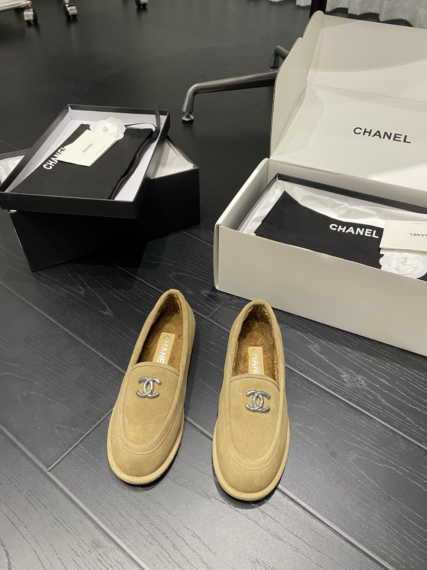 NO:593430,CHANEL Teddy loafers, furry shoes, size 35/40 (40 is custom-made, non-refundable, non-exchangeable), classic style, versatile, imported suede, high-end texture, mobile phone real photos, loafers, chanel, loafers, chamois leather19860909CHANEL 泰迪乐福鞋 毛毛鞋 码数35/40（40定做不退不换） 经典款 百搭 进口麂皮 高级质感 手机实拍图,乐福鞋,chanel,loafers,chamois leather,Women's Shoes