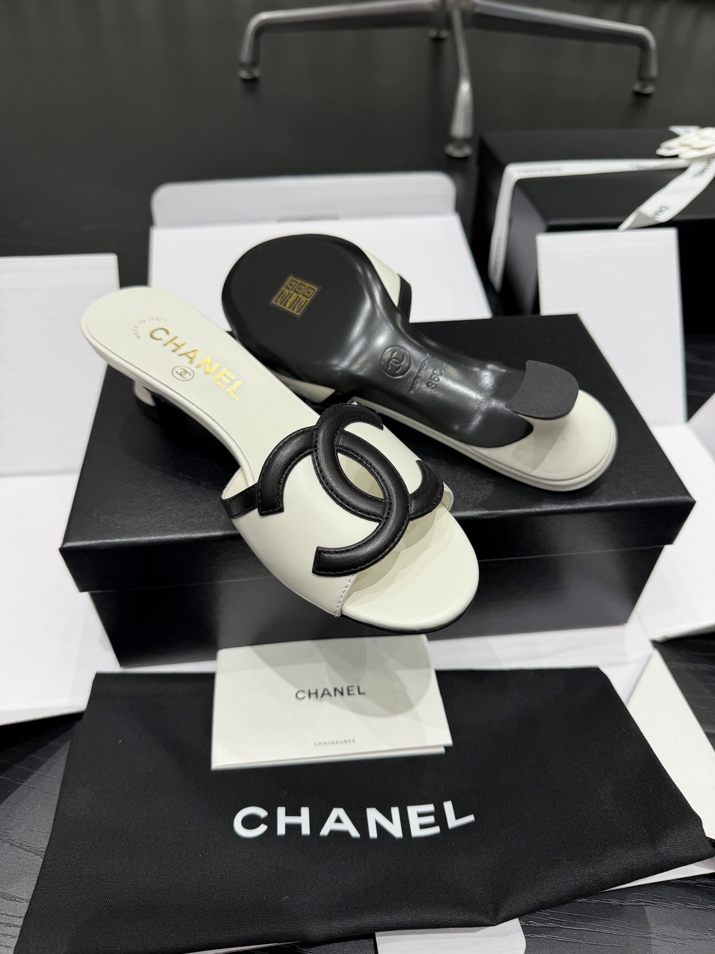 NO:819640,Chanel 26s large double C cat heel sandals, produced in Dongguan, high-end goods, imported sheepskin + Italian genuine leather sole, real shot on mobile phone, size 35/40 (40 customized, non-refundable, non-exchangeable), slippers, chanel, slippers, sheepskin19860909Chanel 26s 大双C 猫跟凉拖鞋 东莞出品 高端货 进口羊皮 +意大利真皮底 手机实拍 码数35/40（40定做不退不换）,拖鞋,chanel,slippers,sheepskin,Women's Shoes