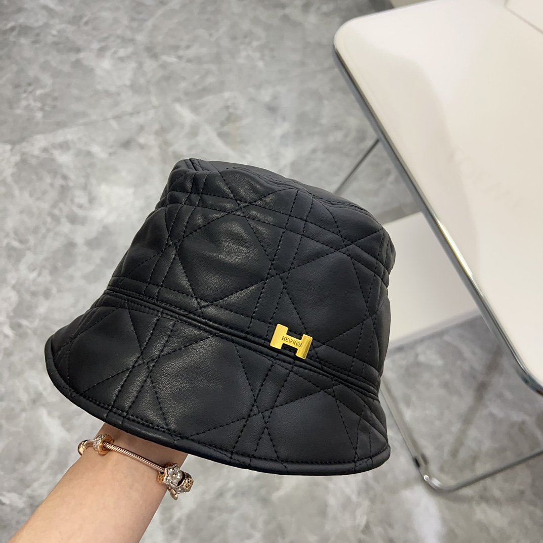 NO:209104,Special dust bag [Hermes] New leather diamond irregular fisherman hat simple style. A versatile and more textured hat. Straw hat. Fisherman hat. Baseball hat. Hats. Hermes. Espadrilles. Hats.19860909特配防尘袋【爱马仕】新款皮质菱格不规则渔夫帽简约风格 百搭更有质感的一款帽子草帽渔夫帽棒球帽,帽子,hermes,espadrilles,hats,hat