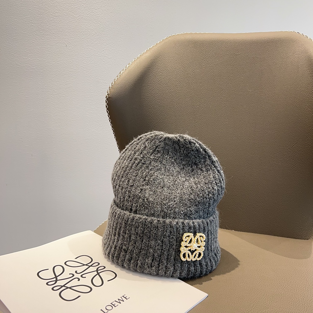 NO:217732,Special dust bag. [LOEWE] Removable brooch knitted wool hat with autumn and winter, big brand fashion, very versatile hat, fisherman hat, baseball hat, knitted hat, hat, loewe, loewe, espadrilles, brooch, breastpin, hats19860909特配防尘袋.【LOEWE罗意威】秋冬小香风可拆卸胸针针织毛线帽,大牌时尚,非常百搭帽子渔夫帽棒球帽针织帽,帽子,loewe,loewe,espadrilles,brooch，breastpin,hats,hat
