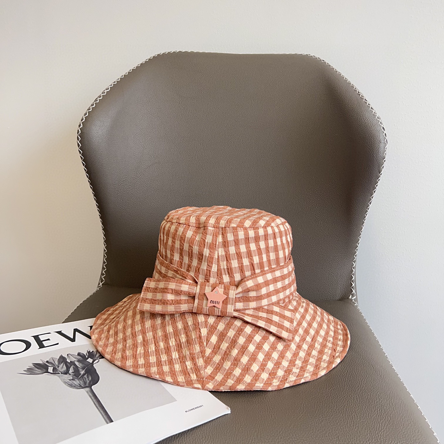 NO:225269,Special dust bag [MIUMIU Miao] 2025 new plaid vacation style fisherman hat, versatile daily style ~ must-have hats, straw hats, fisherman hats, baseball hats, knit hats, hats, miumiu, espadrilles, hats19860909特配防尘袋【MIUMIU缪缪】2025新款格纹度假风大沿渔夫帽,百搭日常款～出街必备帽子草帽渔夫帽棒球帽针织帽,帽子,miumiu,espadrilles,hats,hat