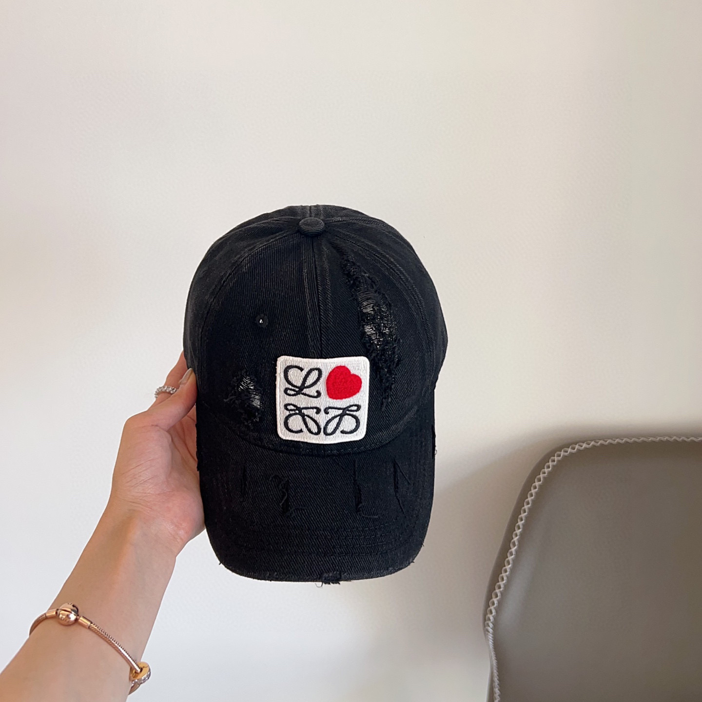 NO:226329,Special offer with dust bag. [LOEWE] 2025 new personalized design old baseball hat, versatile casual ~ men and women, hats, loewe, loewe, loewe, hats19860909特价配防尘袋.【LOEWE罗意威】2025新款个性设计做旧款棒球帽,百搭休闲～男女款,帽子,loewe,loewe,hats,hat