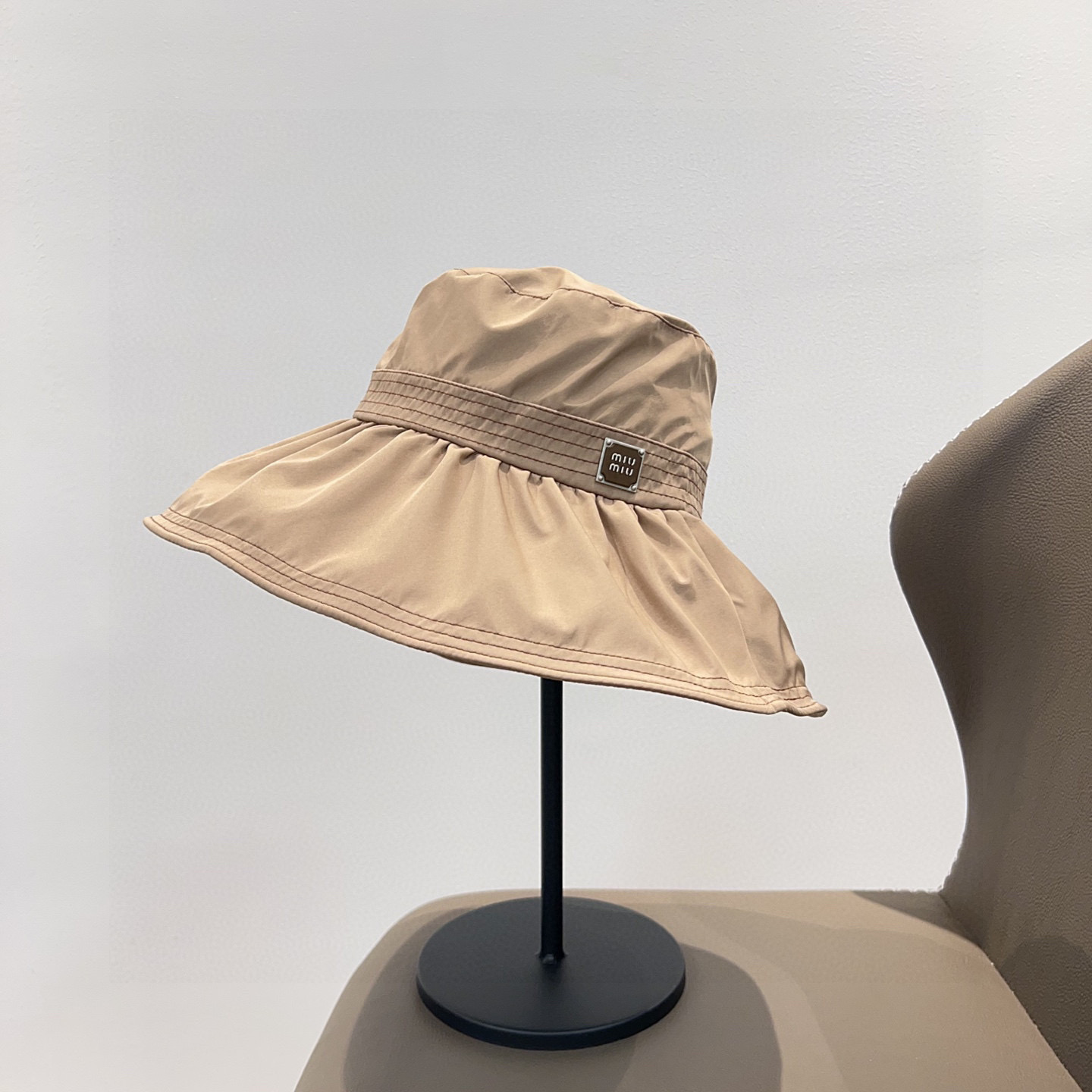 NO:343492,Special dust bag [MIUMIU Miu] 2025 new sliding surface foldable sunshade large edge fisherman hat unique design ~ retro literary hat straw hat fisherman hat baseball hat, hat, miumiu, espadrilles, hats特配防尘袋【MIUMIU缪缪】2025新款滑面可折叠遮阳大沿渔夫帽 独特设计～复古文艺的一款帽子草帽渔夫帽棒球帽,帽子,miumiu,espadrilles,hats,hat