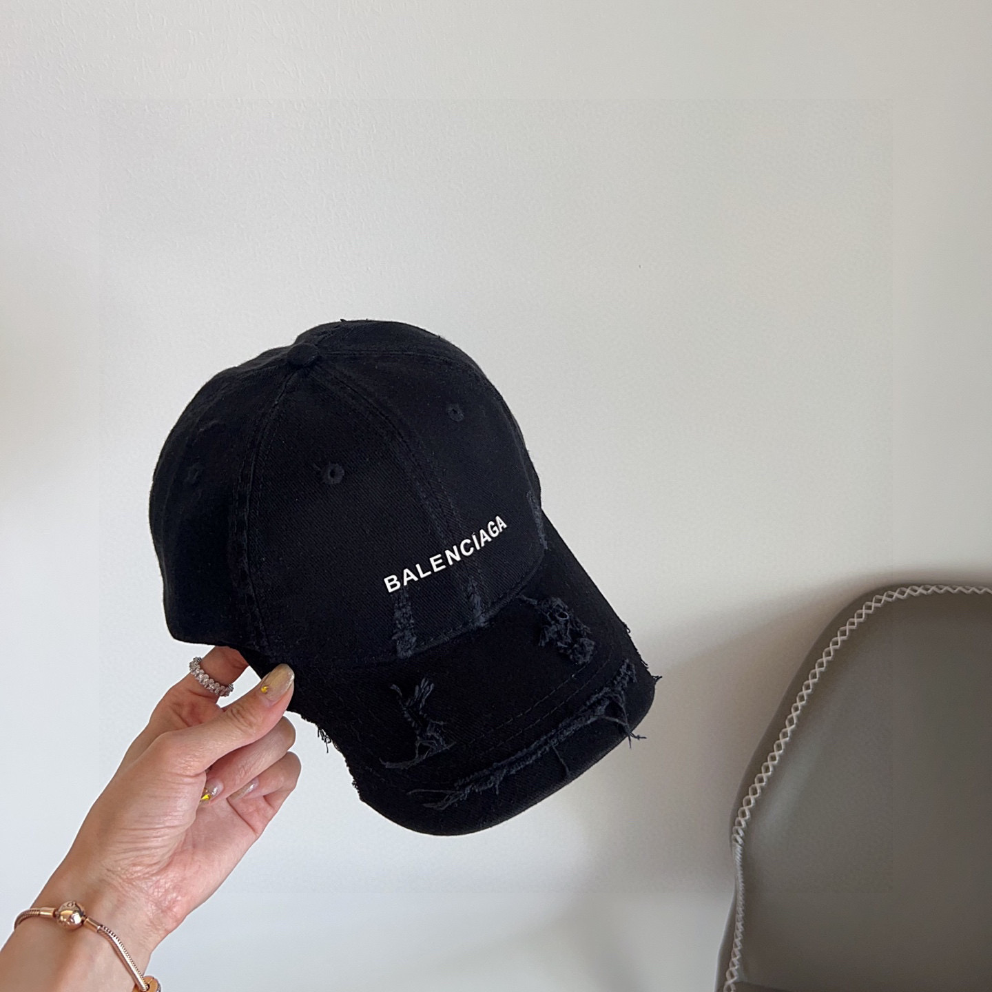 💛配防尘袋。【balenciaga 巴黎世家】2025新款不规则做旧款棒球帽，男女通用～酷帅出街