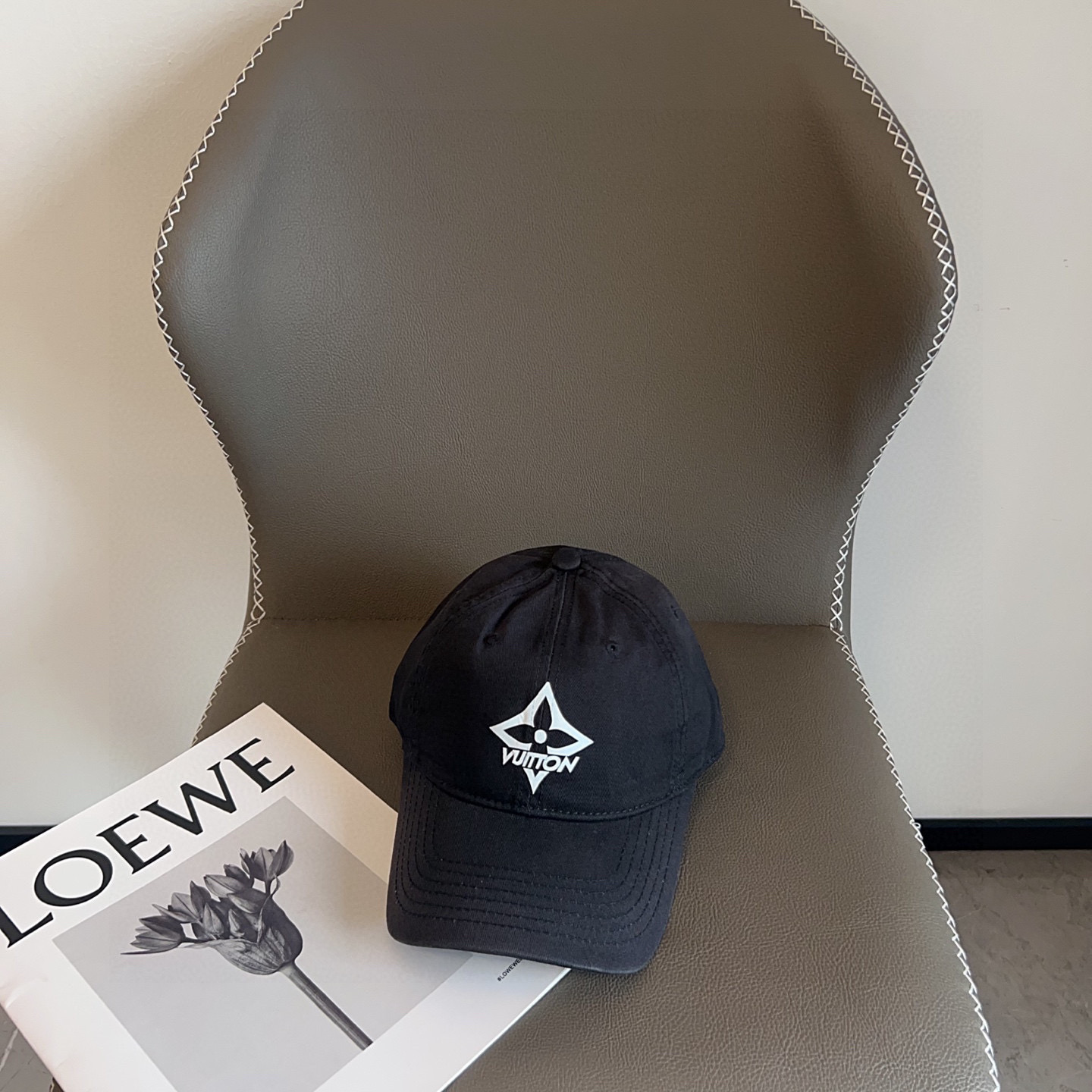 NO:353709,Special offer with dust bag. [LV Louis Vuitton] 2025 new simple brand baseball cap, classic model, male and female hat straw hat fisherman hat baseball cap, hat, louis vuitton, louis vuitton, espadrilles, hats特价配防尘袋.【LV路易威登】2025新款简约大牌棒球帽,经典款,男女通用帽子草帽渔夫帽棒球帽,帽子,louis vuitton,louis vuitton,espadrilles,hats,hat