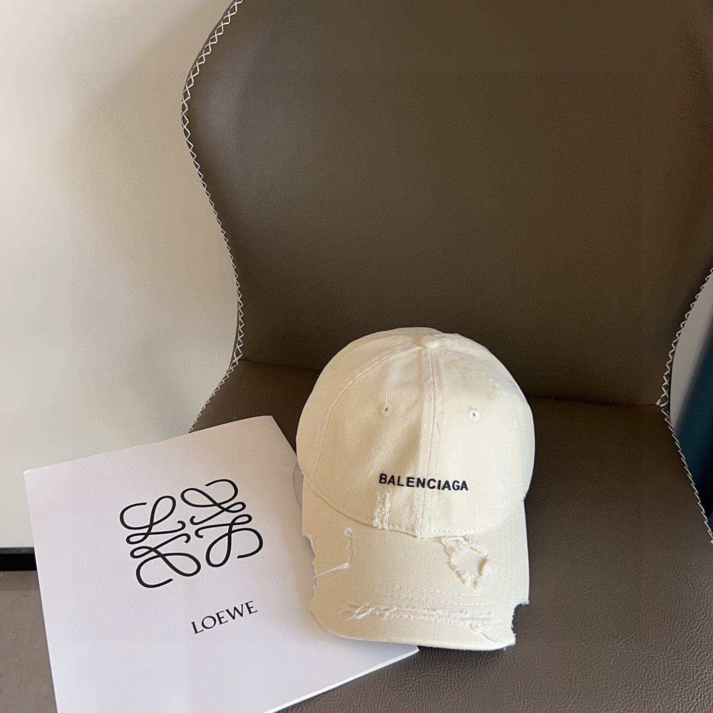 💛配防尘袋。【balenciaga 巴黎世家】2025新款不规则做旧款棒球帽，男女通用～酷帅出街