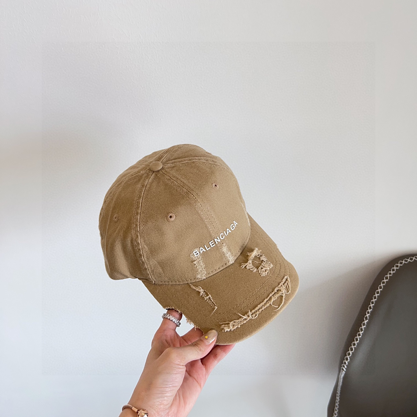 💛配防尘袋。【balenciaga 巴黎世家】2025新款不规则做旧款棒球帽，男女通用～酷帅出街