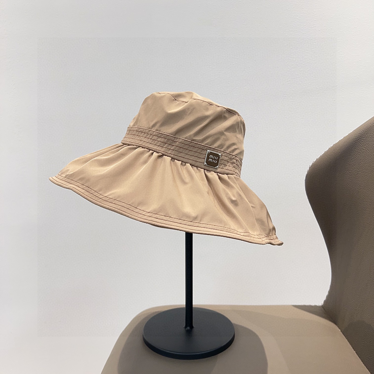 NO:354284,Special dust bag [MIUMIU Miu] 2025 new sliding surface foldable sunshade large edge fisherman hat unique design ~ retro literary hat straw hat fisherman hat baseball hat, hat, miumiu, espadrilles, hats特配防尘袋【MIUMIU缪缪】2025新款滑面可折叠遮阳大沿渔夫帽 独特设计～复古文艺的一款帽子草帽渔夫帽棒球帽,帽子,miumiu,espadrilles,hats,hat
