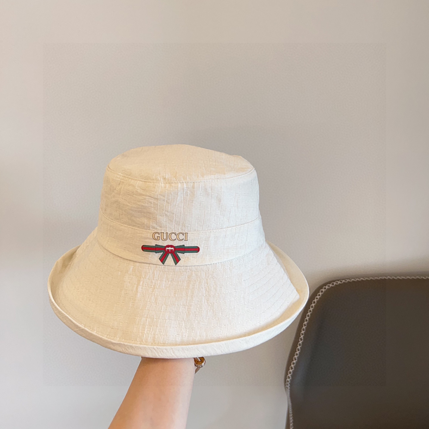 💛配防尘袋【GUCCI古驰】2025新款大沿棉麻遮阳渔夫帽，度假款百搭风，随意折叠不变形～