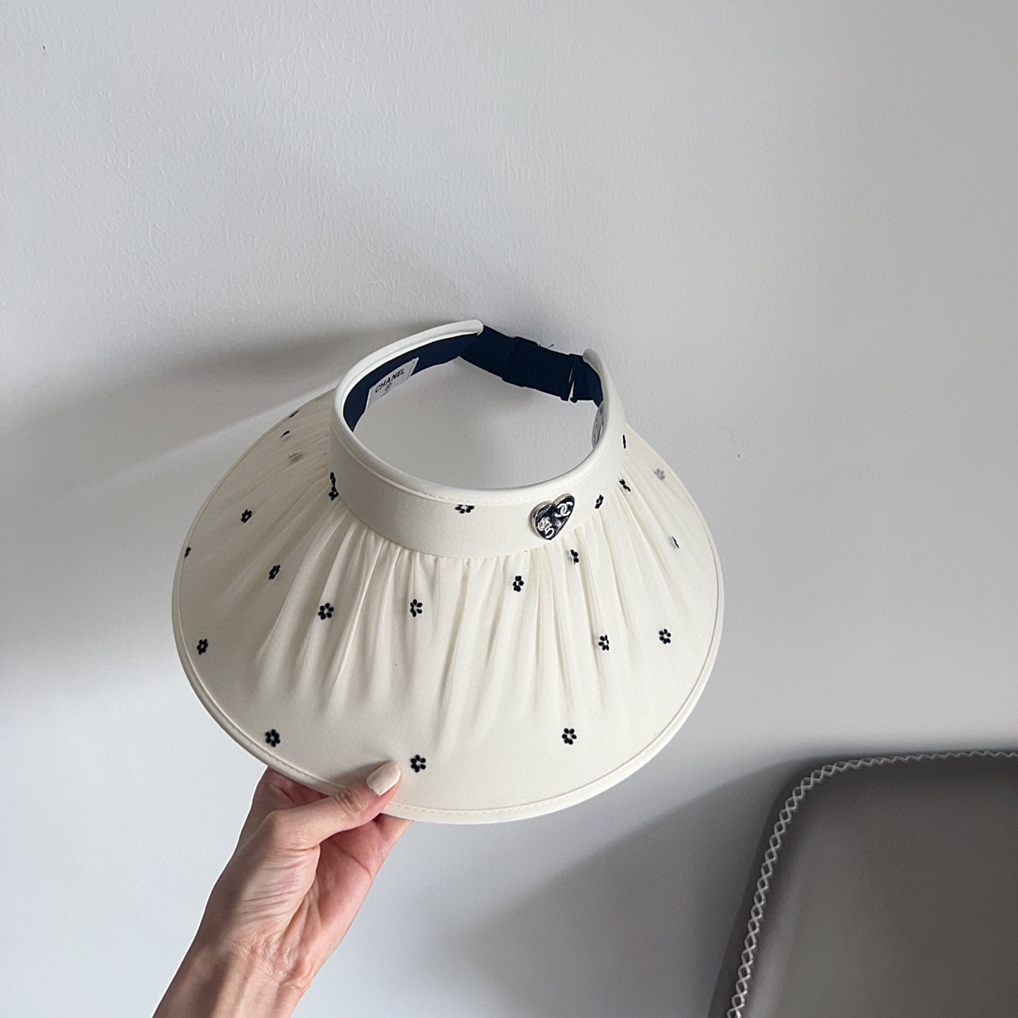 💛配防尘袋 【CHANEL香奈儿】2025新款独家款小香小花大沿遮阳帽空顶帽，🔆遮阳百搭～休闲出街神器