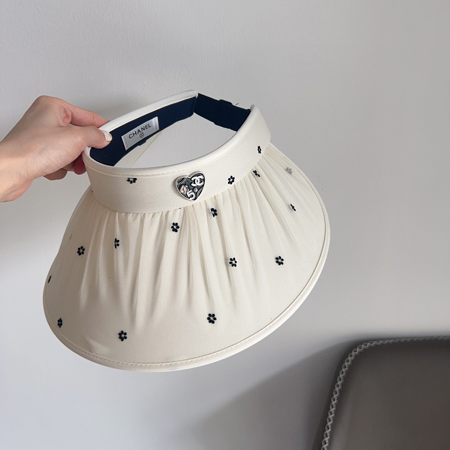 💛配防尘袋 【CHANEL香奈儿】2025新款独家款小香小花大沿遮阳帽空顶帽，🔆遮阳百搭～休闲出街神器