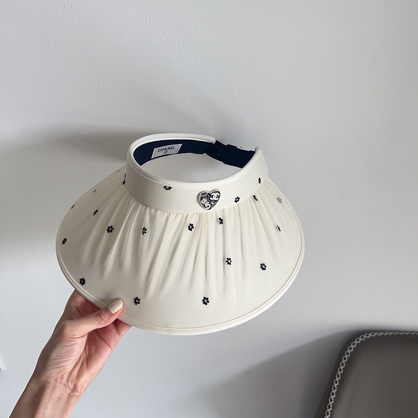 💛配防尘袋 【CHANEL香奈儿】2025新款独家款小香小花大沿遮阳帽空顶帽，🔆遮阳百搭～休闲出街神器
