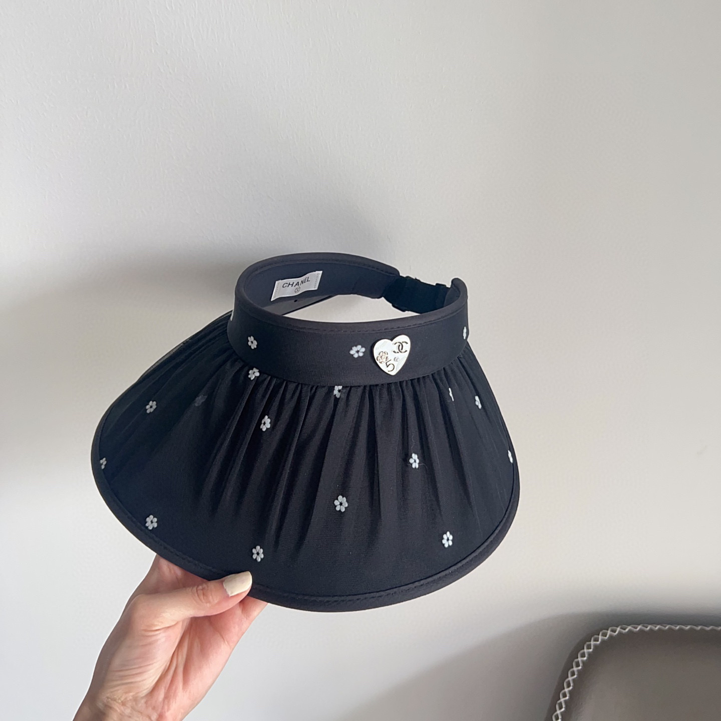 💛配防尘袋 【CHANEL香奈儿】2025新款独家款小香小花大沿遮阳帽空顶帽，🔆遮阳百搭～休闲出街神器