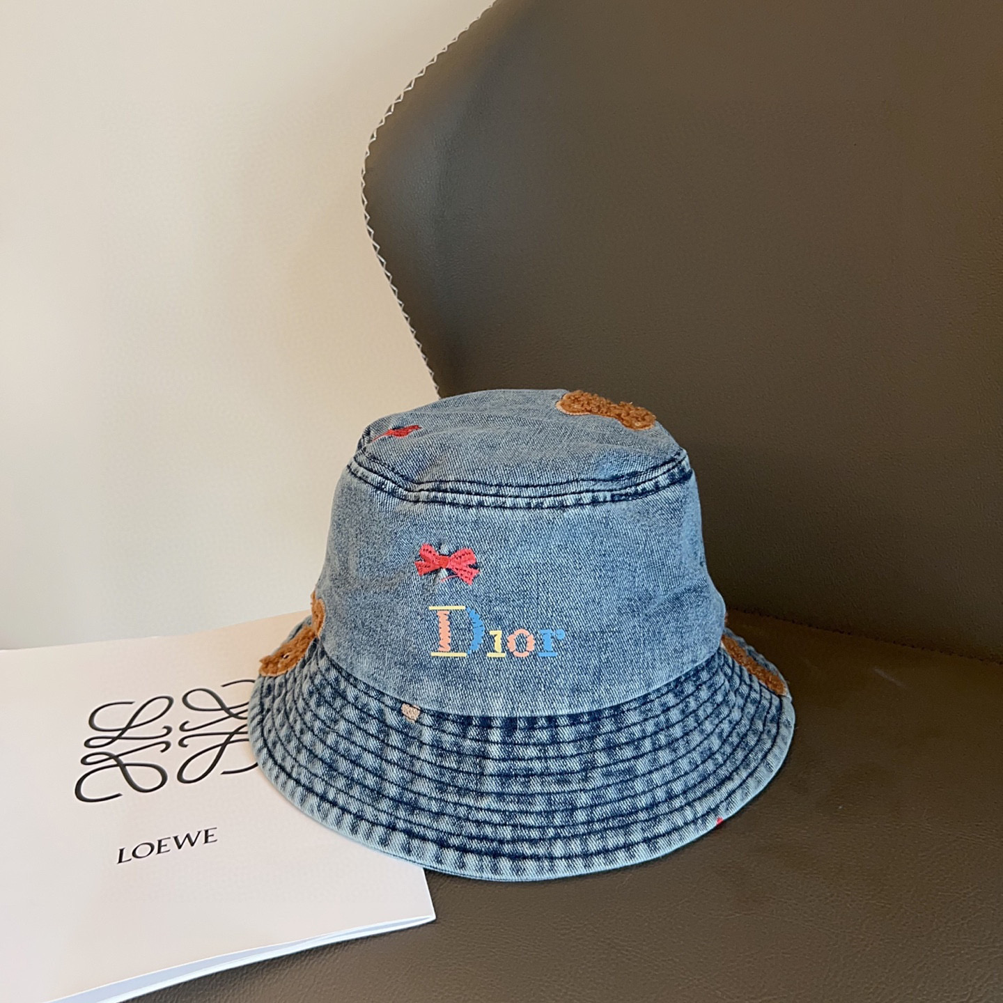 💛配防尘袋【DIOR迪奥】2025新款小熊刺绣牛仔渔夫帽，🔆百搭日常款～休闲出街#男女款