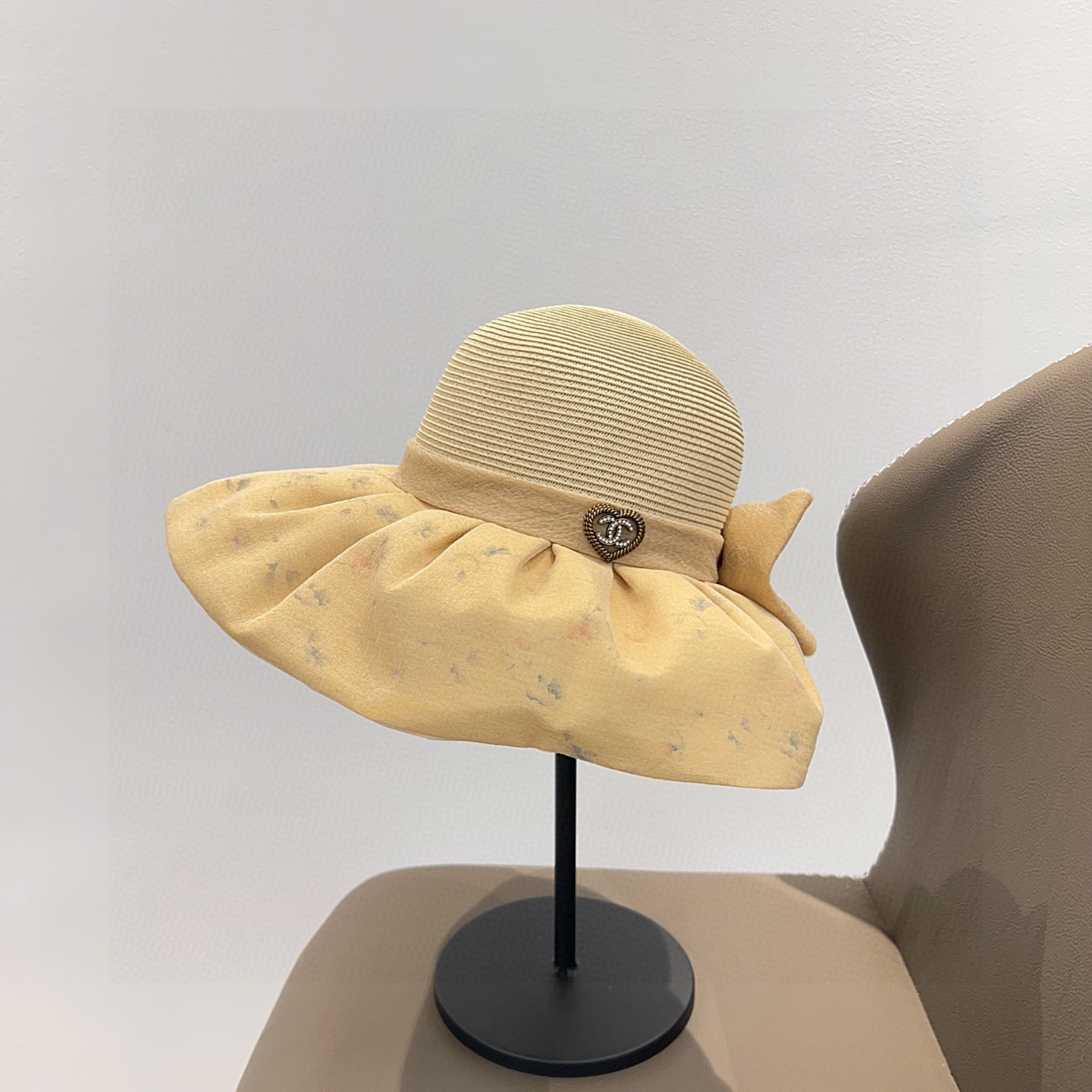 💛配防尘袋【CHANEL香奈儿】2025新款国风遮阳大沿渔夫帽
独特设计～复古文艺的一款