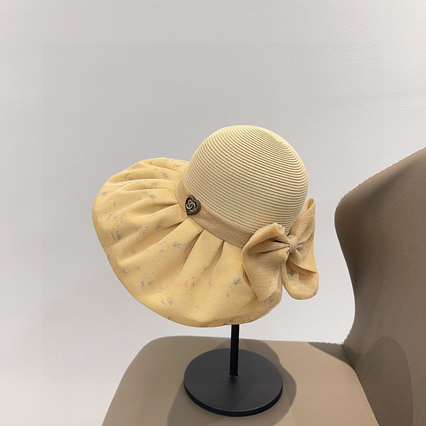 💛配防尘袋【CHANEL香奈儿】2025新款国风遮阳大沿渔夫帽
独特设计～复古文艺的一款