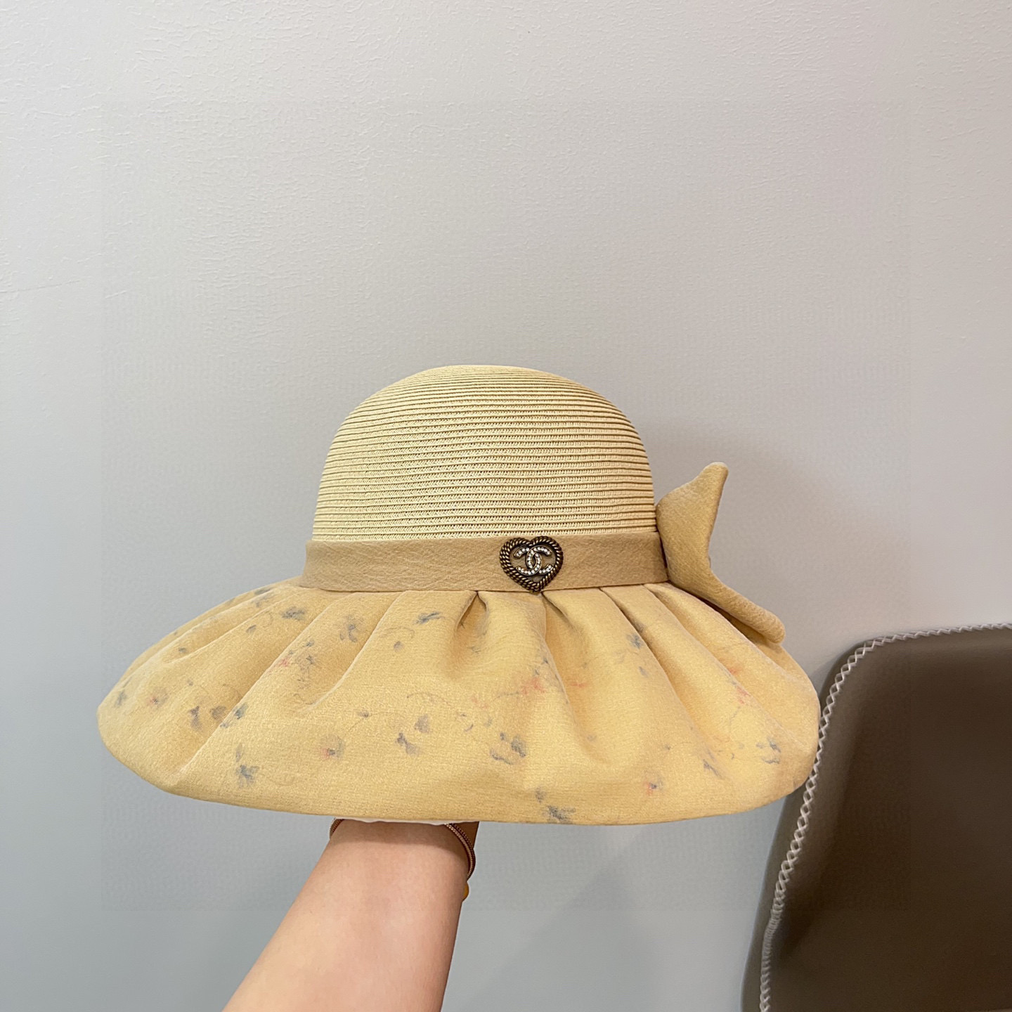 💛配防尘袋【CHANEL香奈儿】2025新款国风遮阳大沿渔夫帽
独特设计～复古文艺的一款