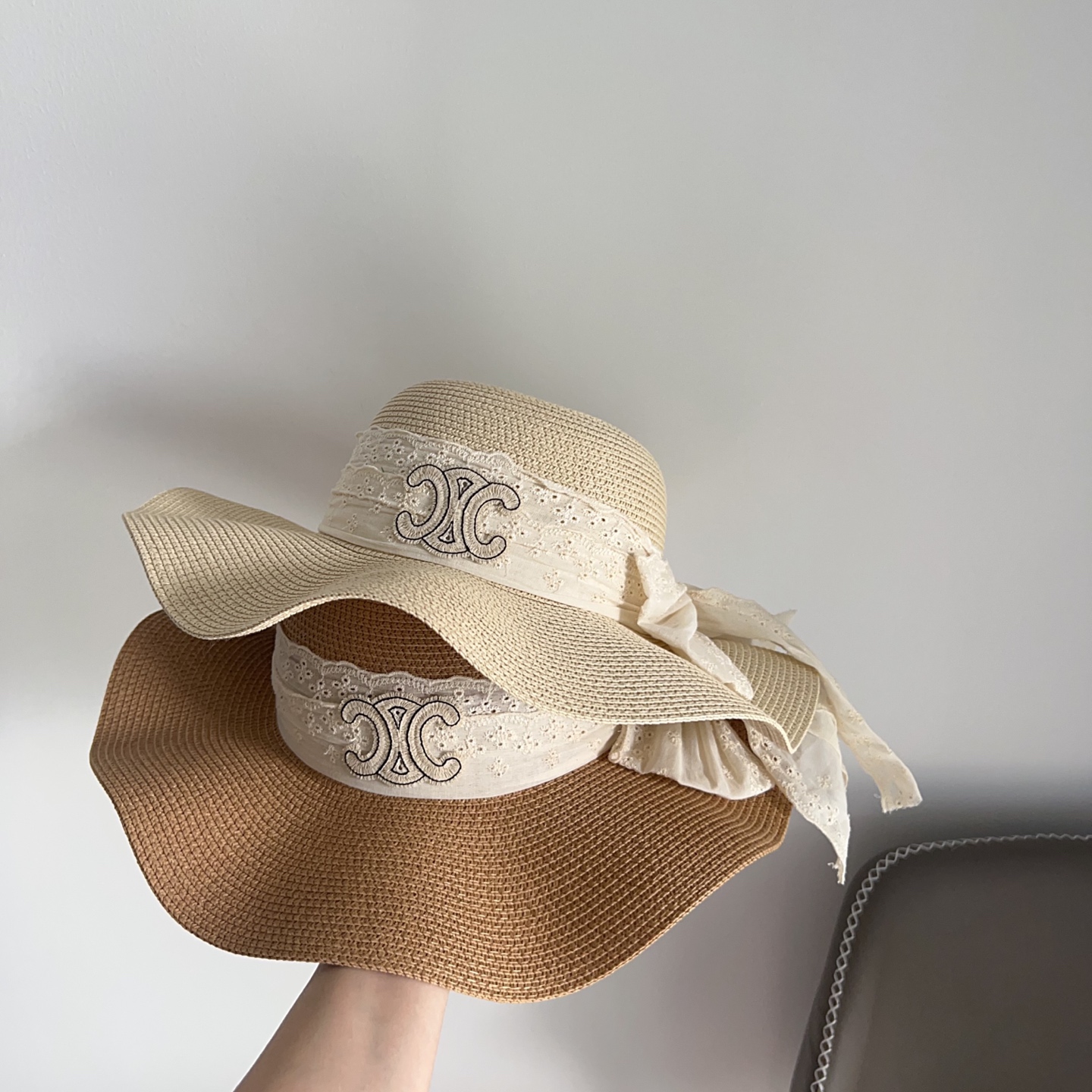 💛配防尘袋.  【CELINE赛琳】2025新款大牌织带百搭荷叶边草帽，出街日常单品