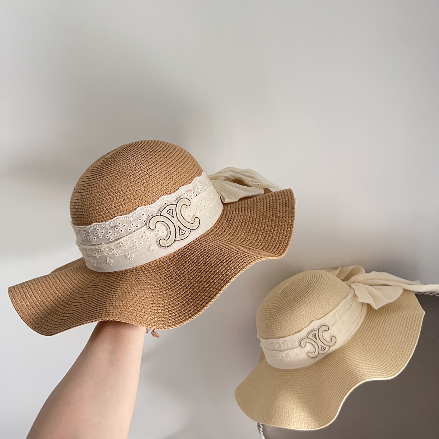 💛配防尘袋.  【CELINE赛琳】2025新款大牌织带百搭荷叶边草帽，出街日常单品