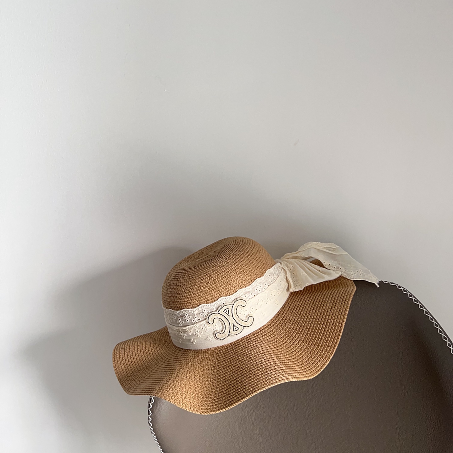 💛配防尘袋.  【CELINE赛琳】2025新款大牌织带百搭荷叶边草帽，出街日常单品