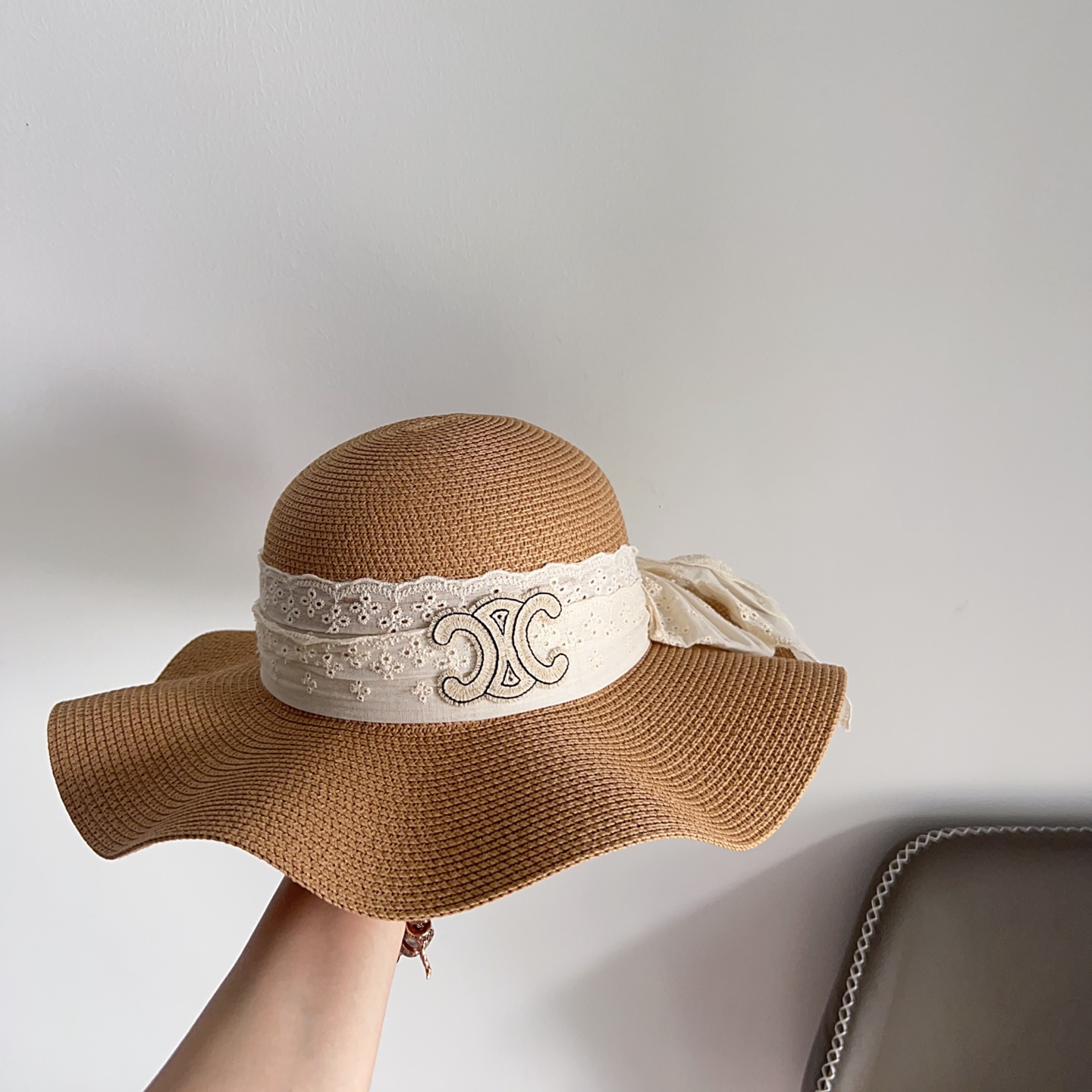 💛配防尘袋.  【CELINE赛琳】2025新款大牌织带百搭荷叶边草帽，出街日常单品