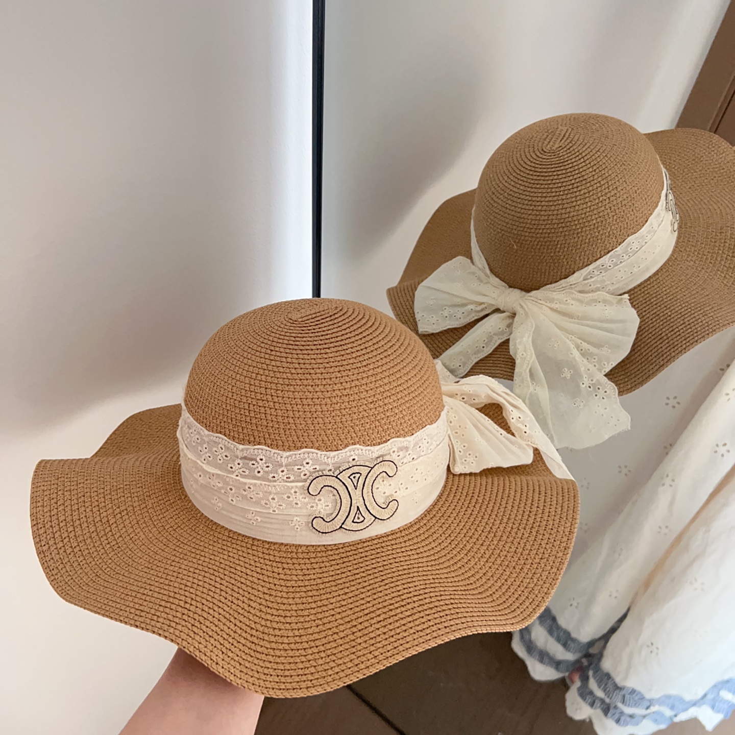 💛配防尘袋.  【CELINE赛琳】2025新款大牌织带百搭荷叶边草帽，出街日常单品