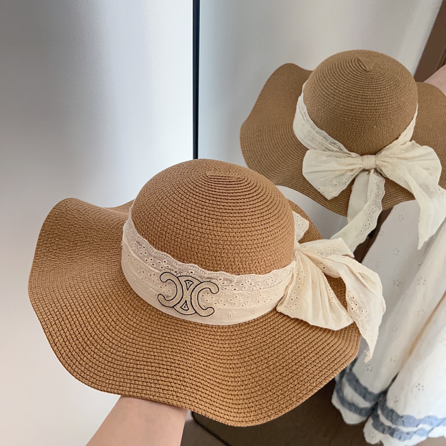 💛配防尘袋.  【CELINE赛琳】2025新款大牌织带百搭荷叶边草帽，出街日常单品