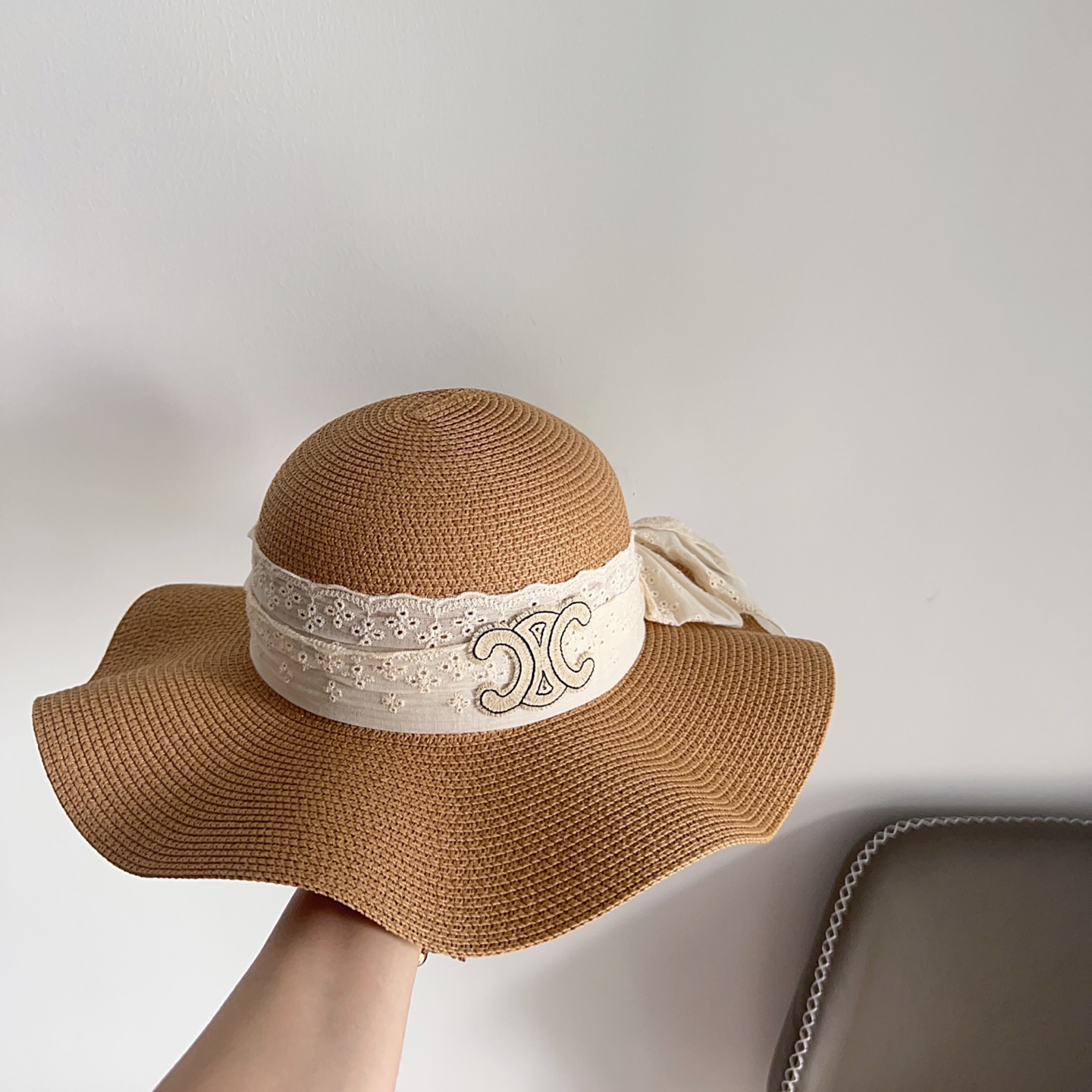 💛配防尘袋.  【CELINE赛琳】2025新款大牌织带百搭荷叶边草帽，出街日常单品