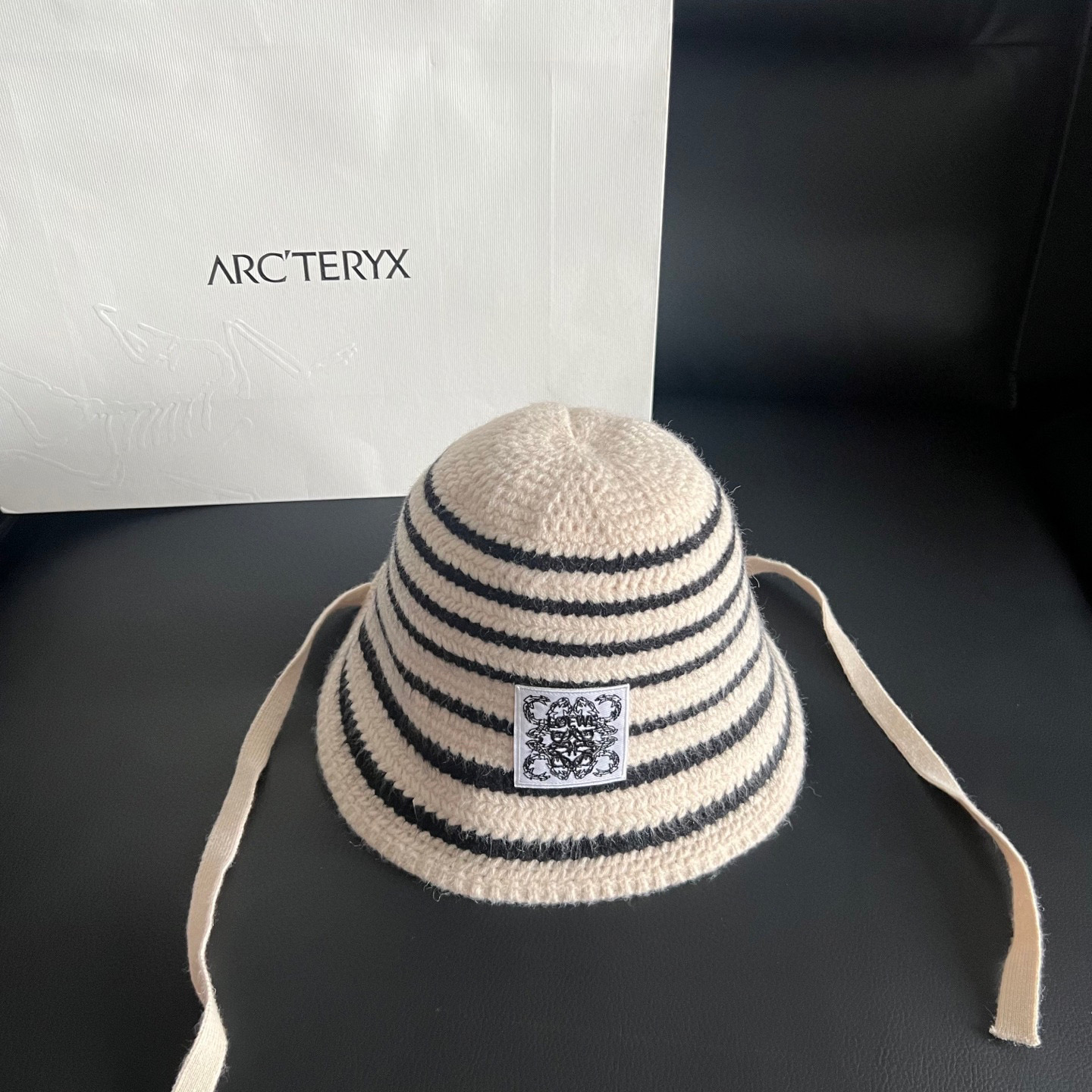 💛配防尘袋【LOEWE罗意威】2025秋冬新款不规则条纹渔夫帽桶帽，独特设计～复古文艺的一款