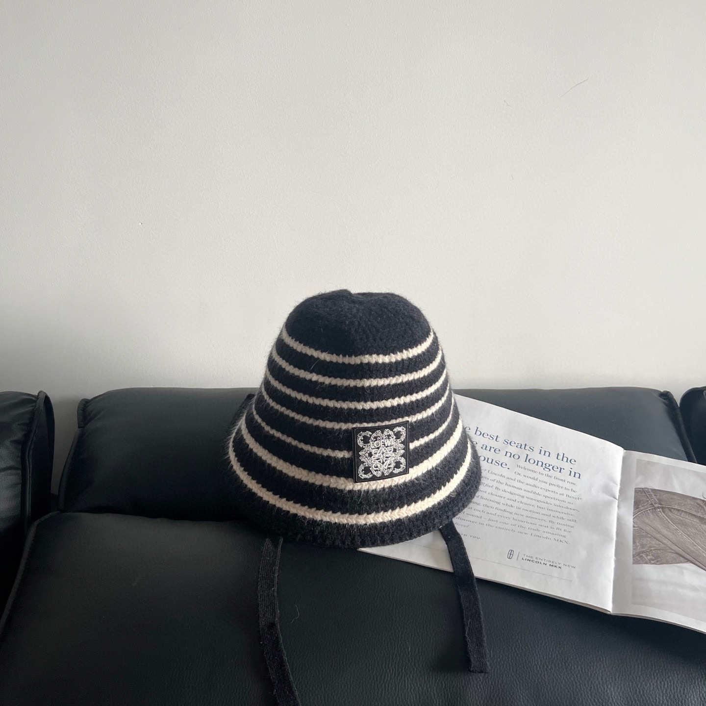 💛配防尘袋【LOEWE罗意威】2025秋冬新款不规则条纹渔夫帽桶帽，独特设计～复古文艺的一款