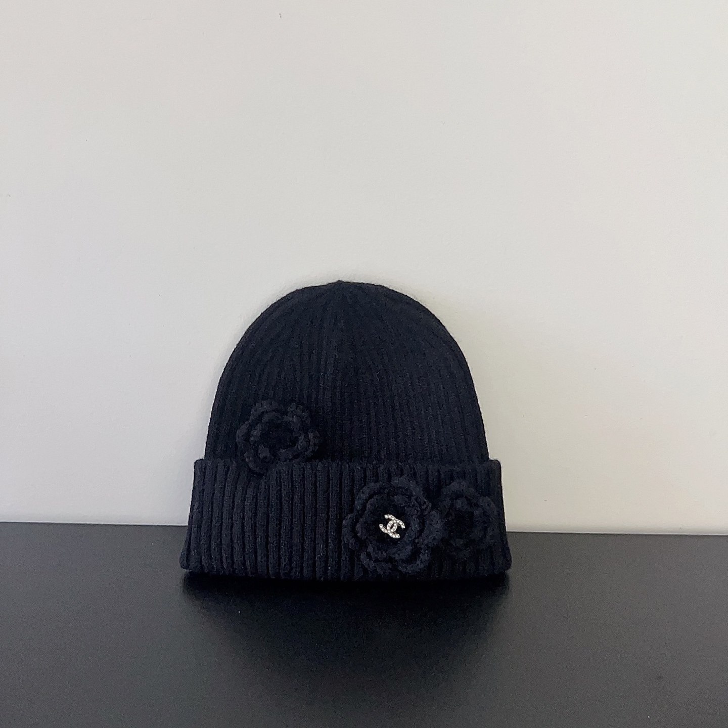 💛配防尘袋。【CHANEL香奈儿】2025新款小香风山茶花针织毛线帽，独家新款～韩版针织温柔单品