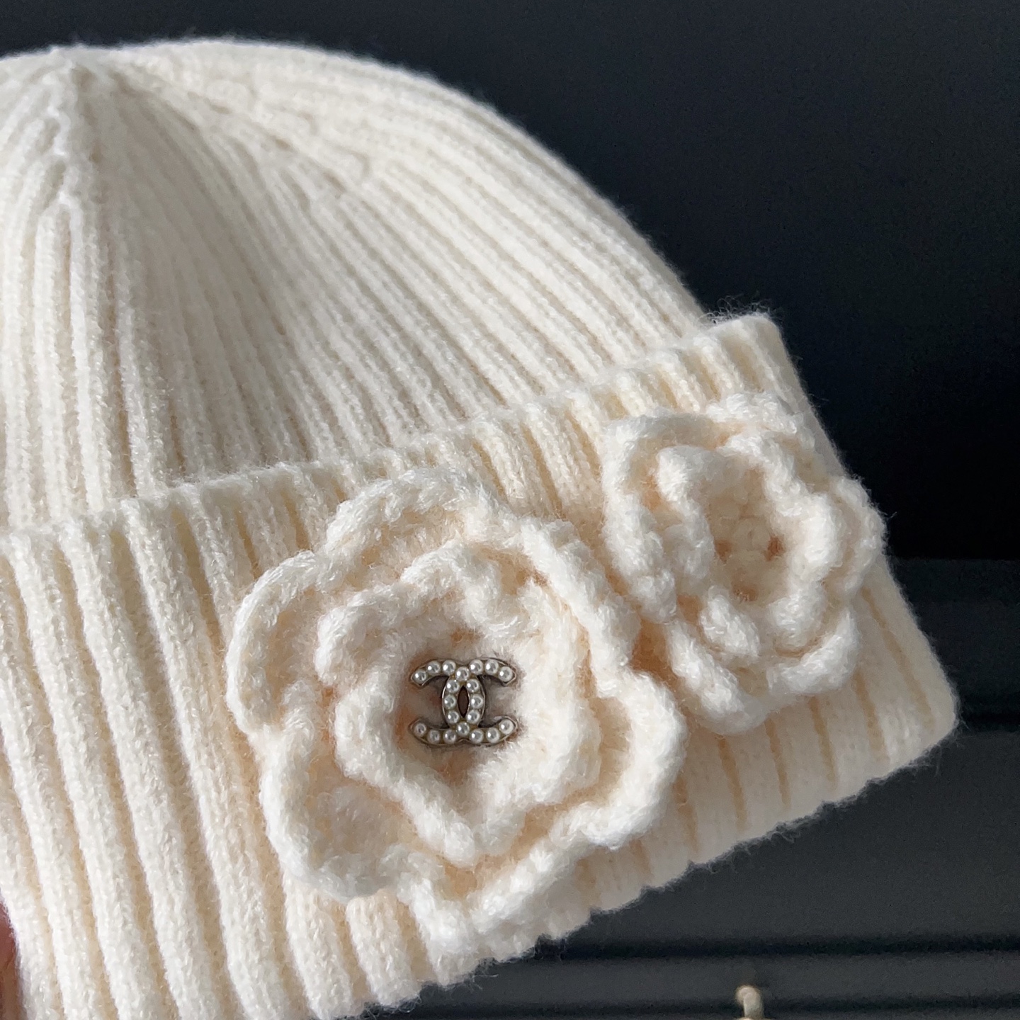 💛配防尘袋。【CHANEL香奈儿】2025新款小香风山茶花针织毛线帽，独家新款～韩版针织温柔单品