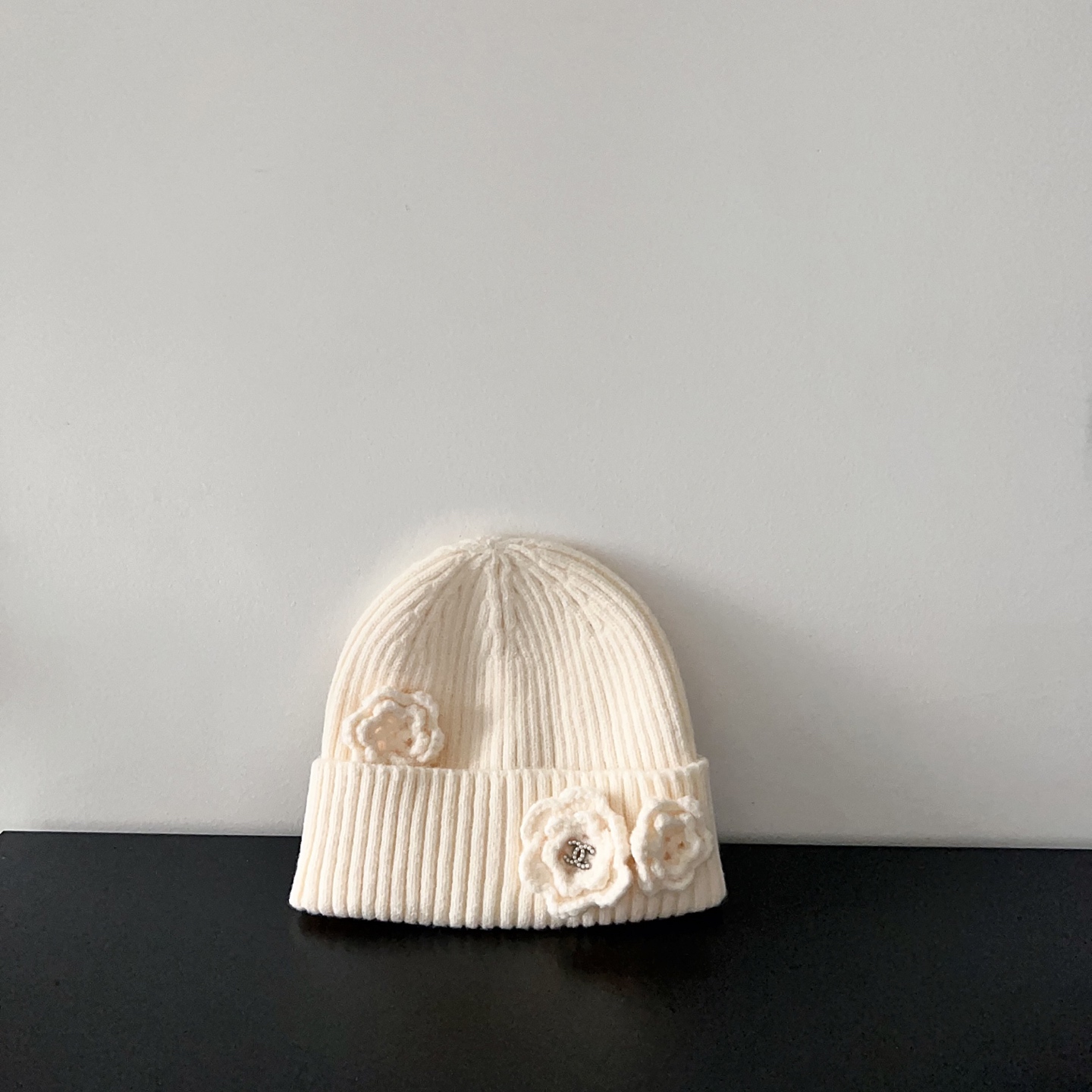 NO:365265,Special dustproof bag. [CHANEL Chanel] 2025 new style small fragrant camellia knitted wool hat, exclusive new style ~ Korean version knitted gentle single hat Fisherman hat Baseball hat Knitted hat, hat, chanel, chanel, espadrilles, hats特配防尘袋.【CHANEL香奈儿】2025新款小香风山茶花针织毛线帽,独家新款～韩版针织温柔单品帽子渔夫帽棒球帽针织帽,帽子,chanel,chanel,espadrilles,hats,hat