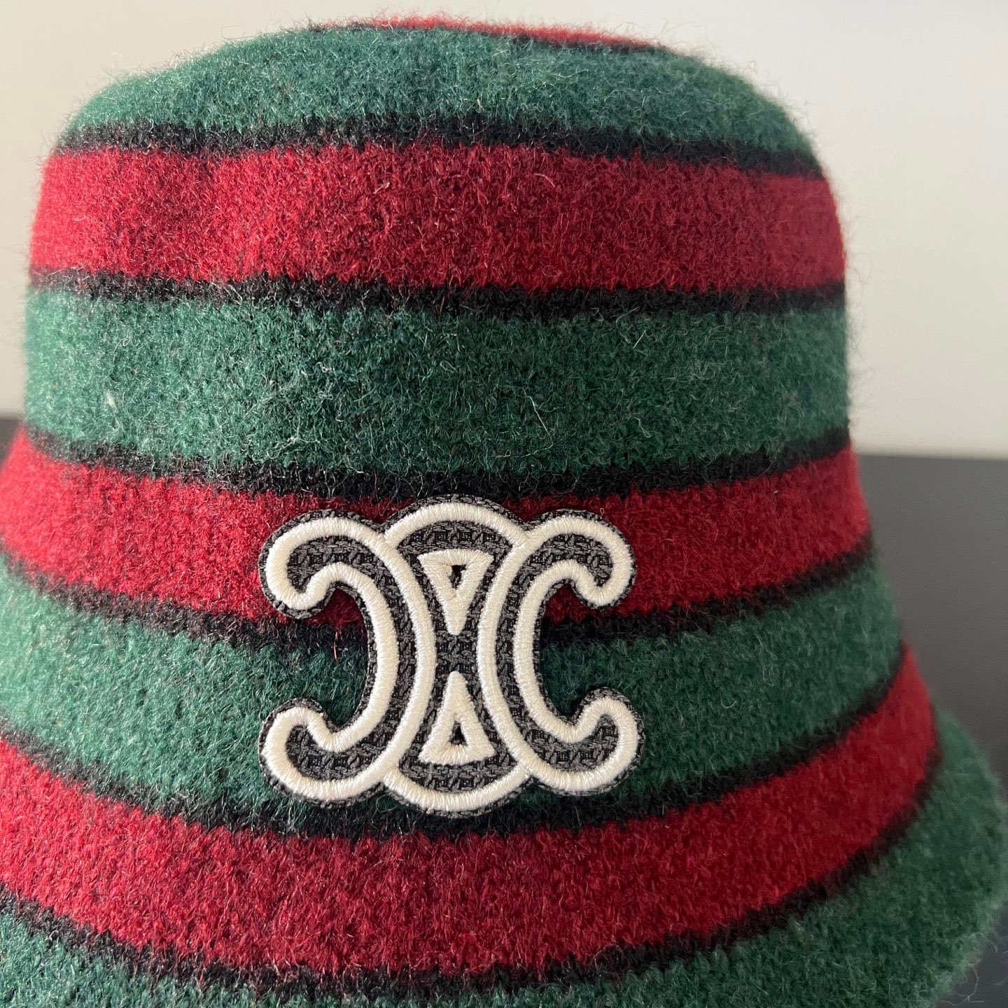 💛配防尘袋【Celine赛琳】2025秋冬新款羊绒条纹拼色渔夫帽独特设计～复古文艺的一款