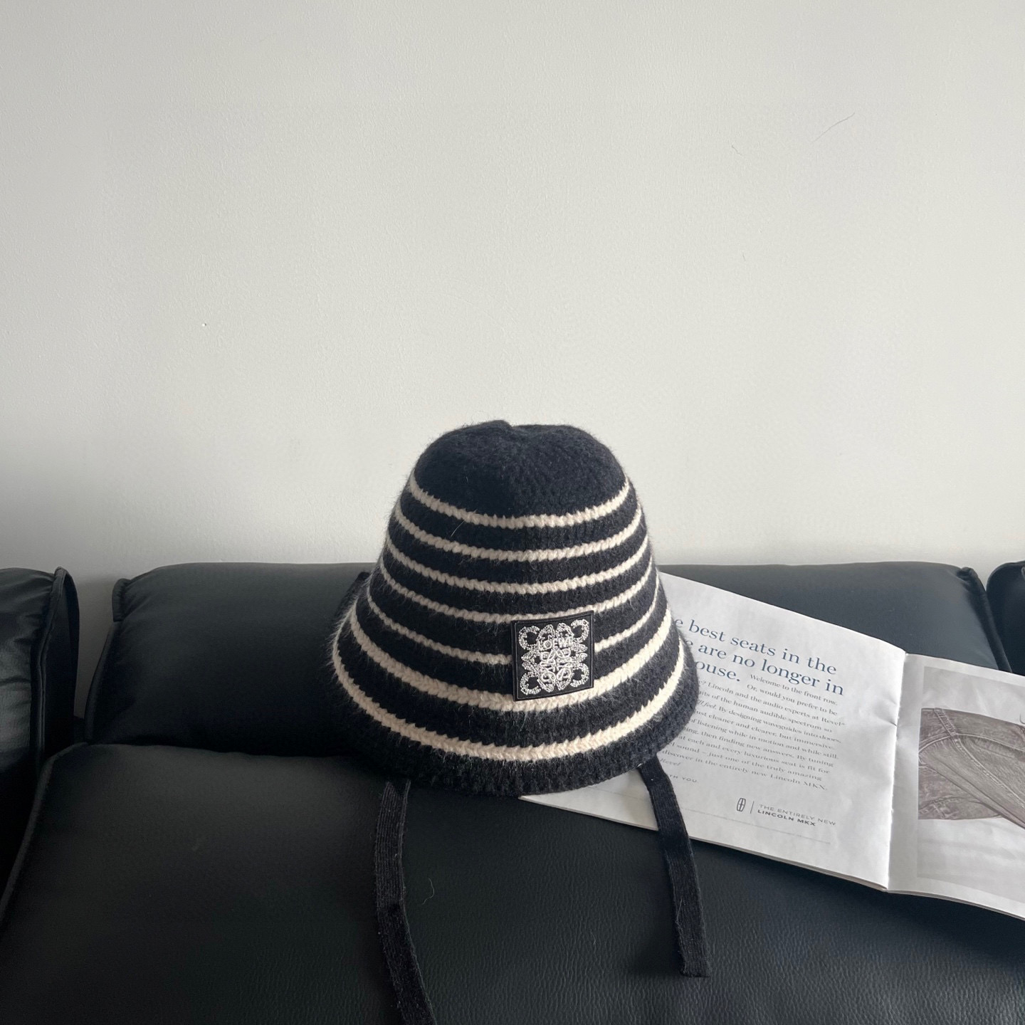 💛配防尘袋【LOEWE罗意威】2025秋冬新款不规则条纹渔夫帽桶帽，独特设计～复古文艺的一款