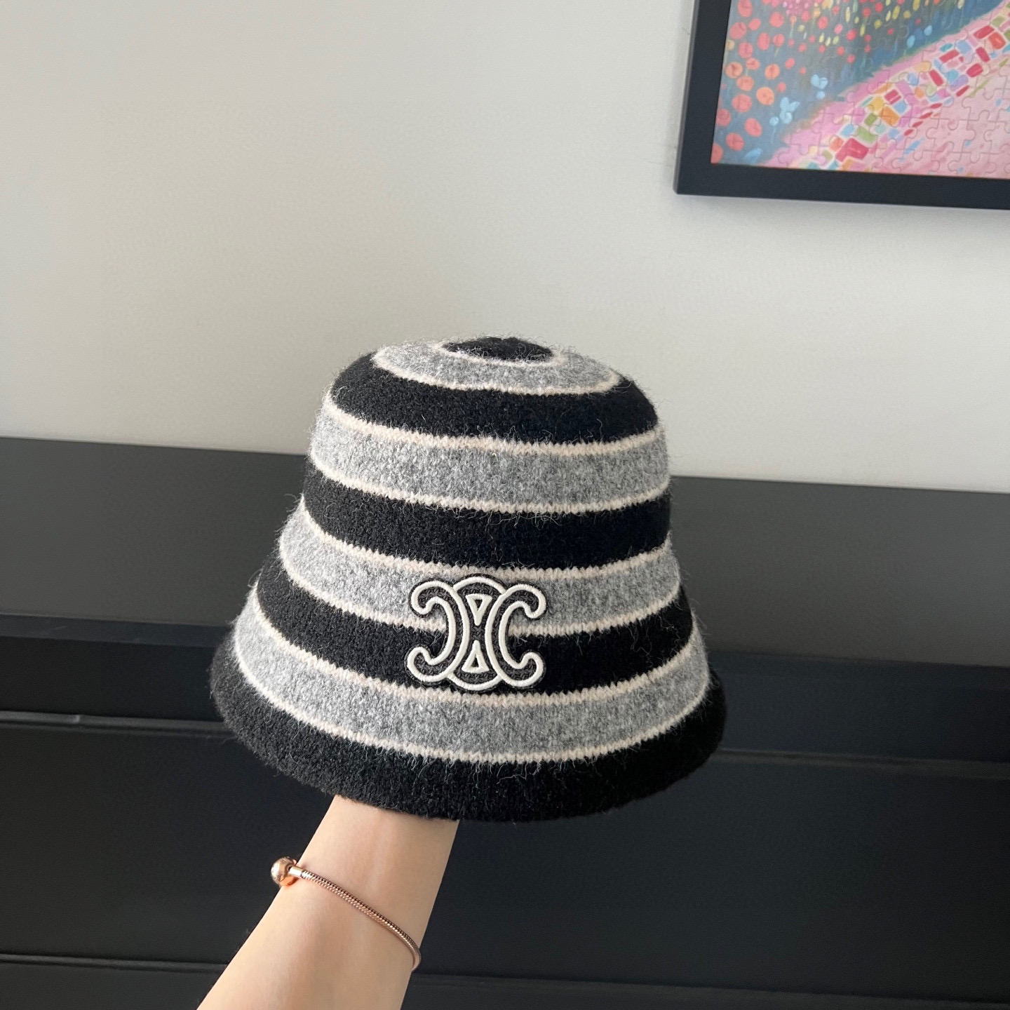 💛配防尘袋【Celine赛琳】2025秋冬新款羊绒条纹拼色渔夫帽独特设计～复古文艺的一款