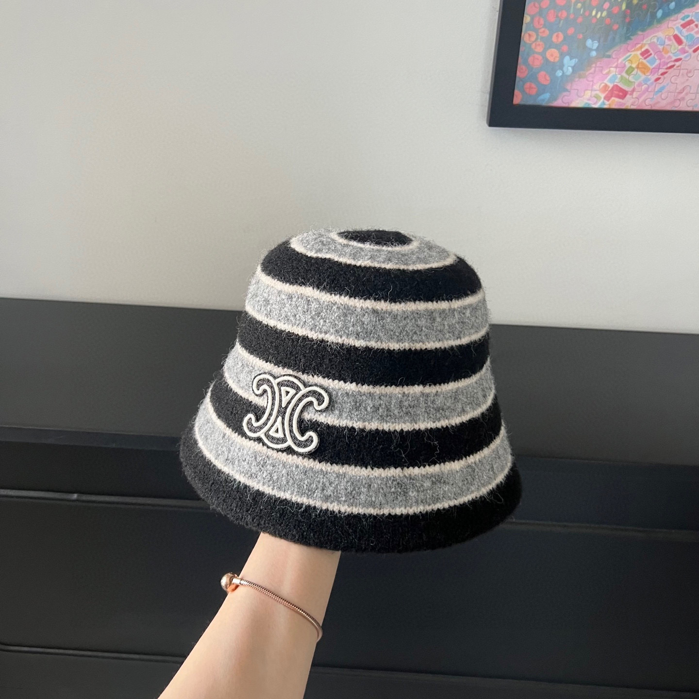 💛配防尘袋【Celine赛琳】2025秋冬新款羊绒条纹拼色渔夫帽独特设计～复古文艺的一款