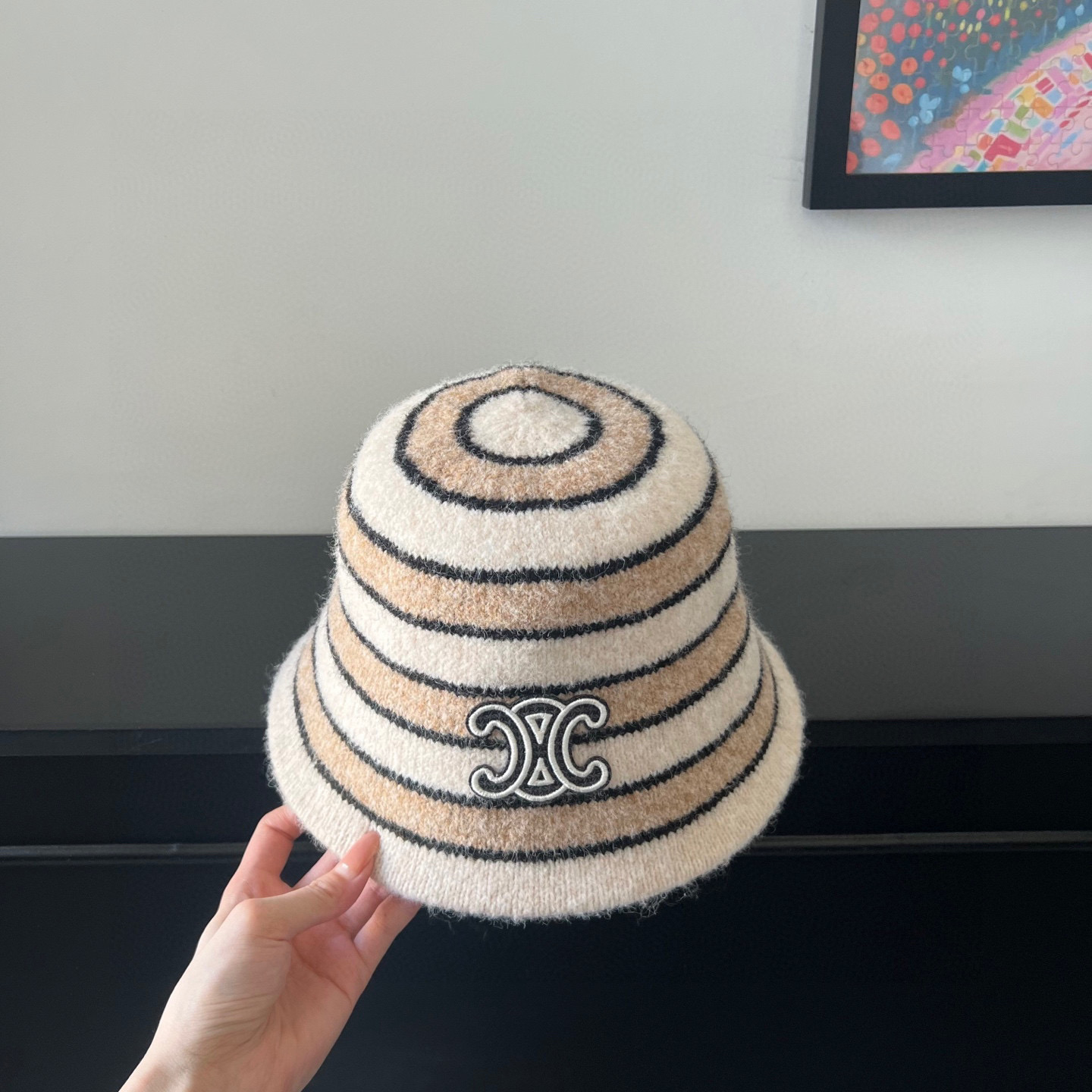 💛配防尘袋【Celine赛琳】2025秋冬新款羊绒条纹拼色渔夫帽独特设计～复古文艺的一款