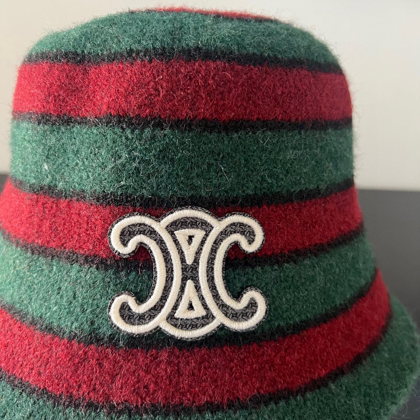 💛配防尘袋【Celine赛琳】2025秋冬新款羊绒条纹拼色渔夫帽独特设计～复古文艺的一款