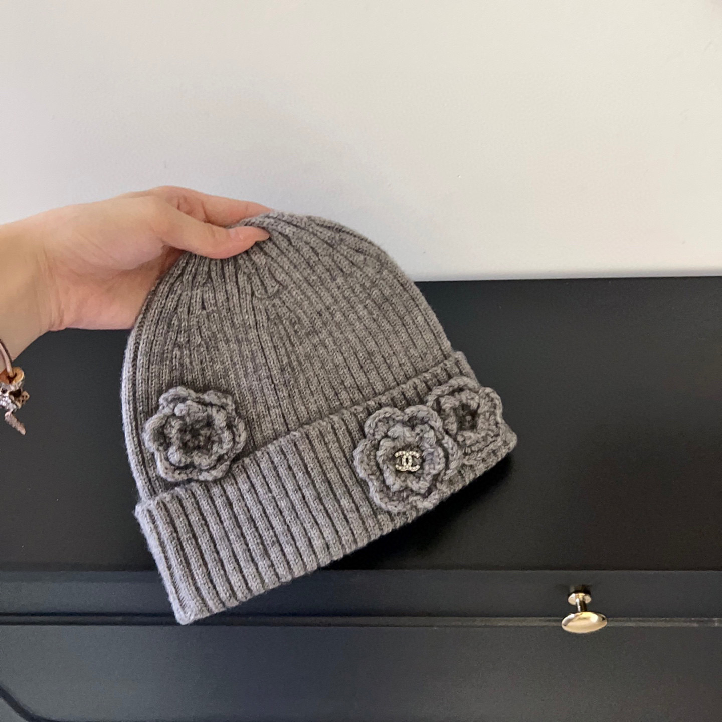 特💛配防尘袋。【CHANEL香奈儿】2025新款小香风山茶花针织毛线帽，独家新款～韩版针织温柔单品