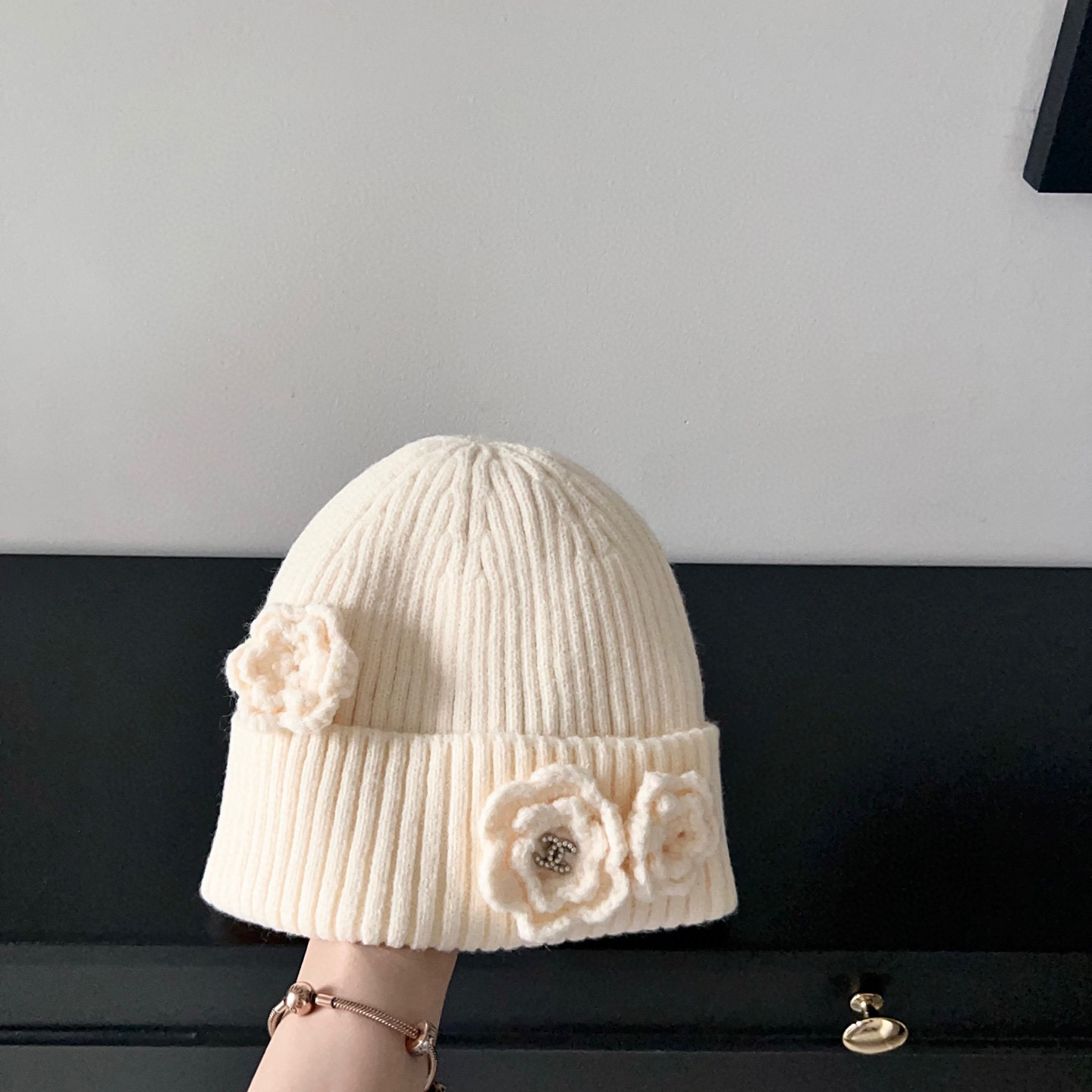 特💛配防尘袋。【CHANEL香奈儿】2025新款小香风山茶花针织毛线帽，独家新款～韩版针织温柔单品