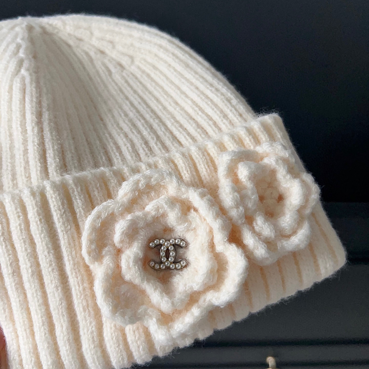 特💛配防尘袋。【CHANEL香奈儿】2025新款小香风山茶花针织毛线帽，独家新款～韩版针织温柔单品