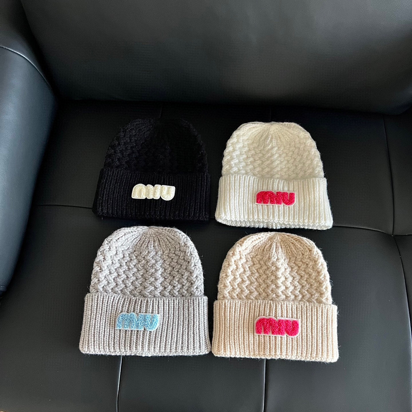 特💛配防尘袋。【MIUMIU缪缪】2025新款麻花亮色搭配针织毛线帽，时尚简约#保暖款