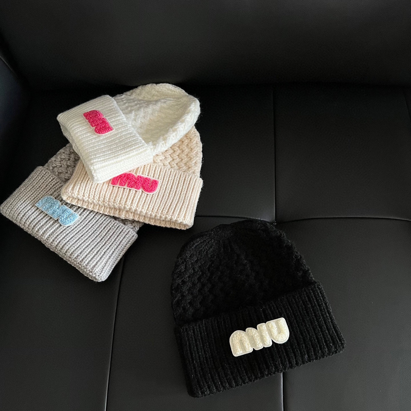 特💛配防尘袋。【MIUMIU缪缪】2025新款麻花亮色搭配针织毛线帽，时尚简约#保暖款