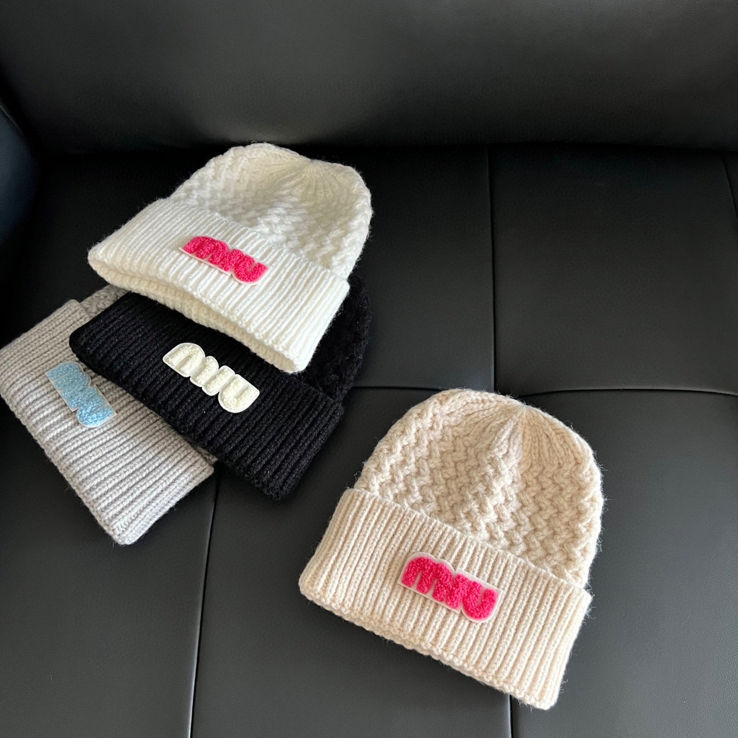 特💛配防尘袋。【MIUMIU缪缪】2025新款麻花亮色搭配针织毛线帽，时尚简约#保暖款