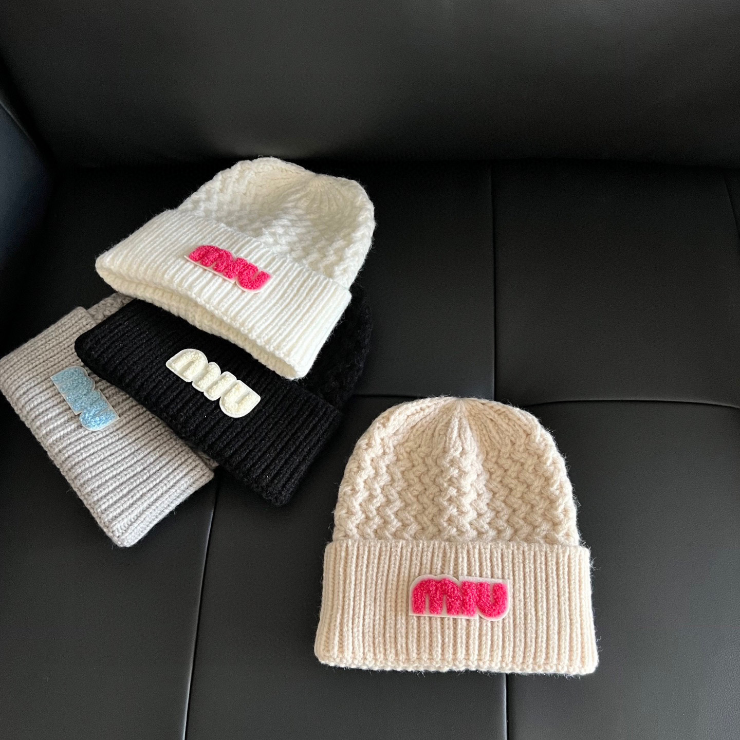 特💛配防尘袋。【MIUMIU缪缪】2025新款麻花亮色搭配针织毛线帽，时尚简约#保暖款